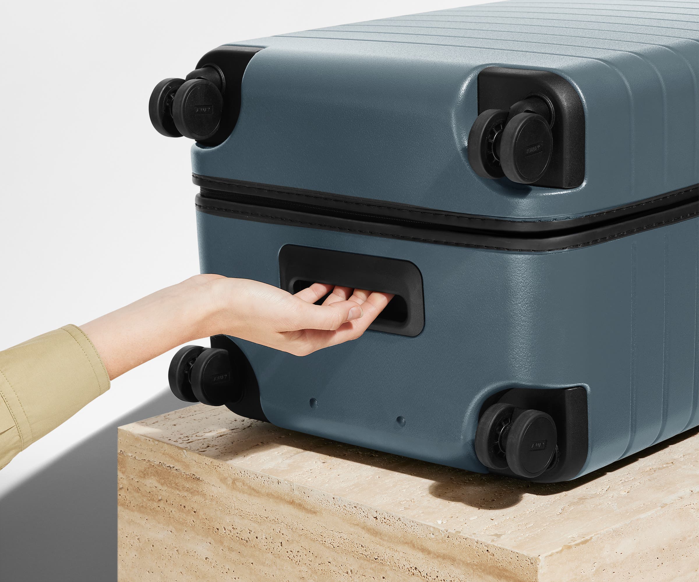 away-trunk-valise-soute-coast-blue-rigide-grand-volume image 6