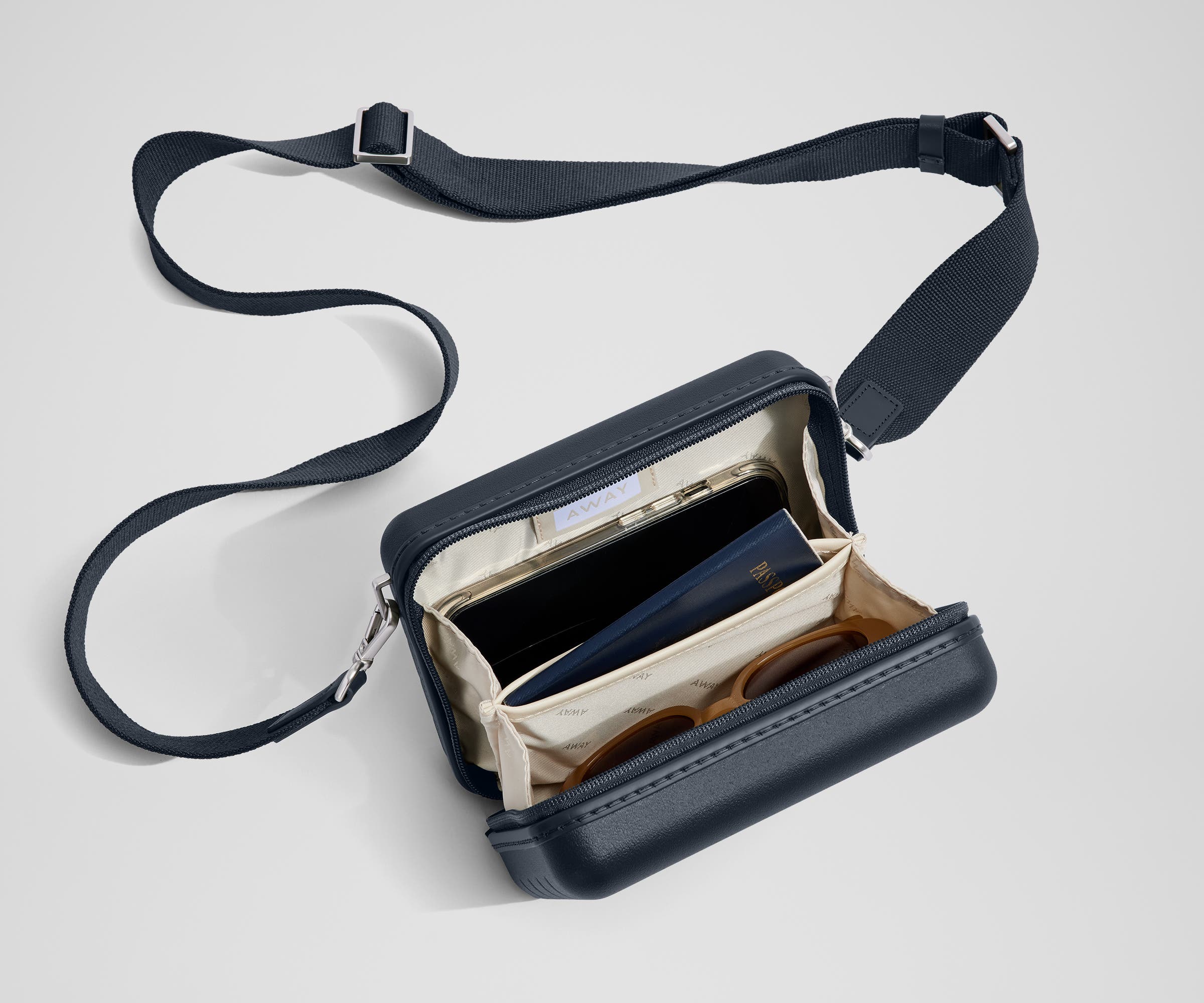 away-mini-crossbody-sac-bandouli-re-bleu-marine-rigide image 4