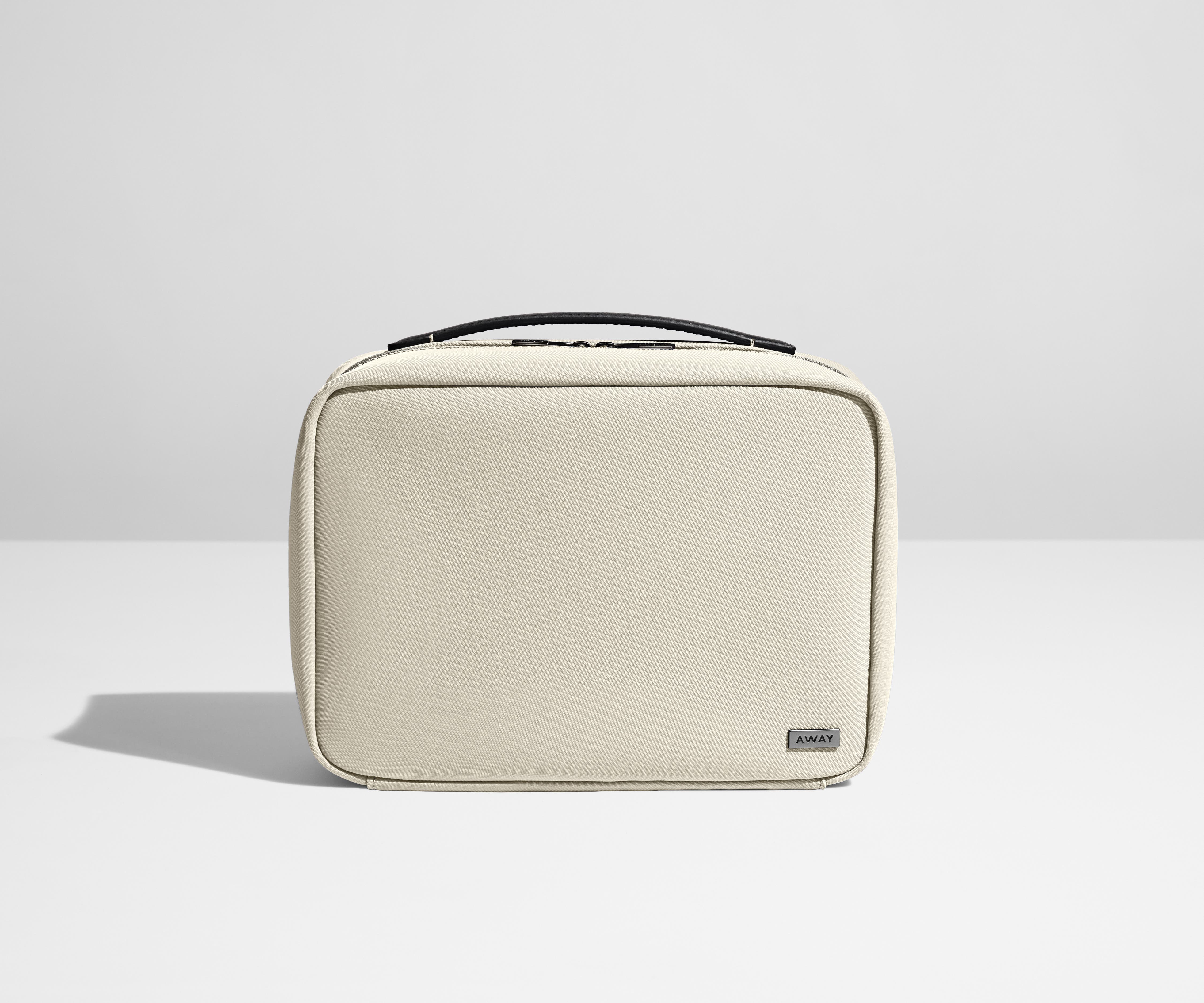 away-hanging-trousse-de-toilette-salt-white-nylon image 1