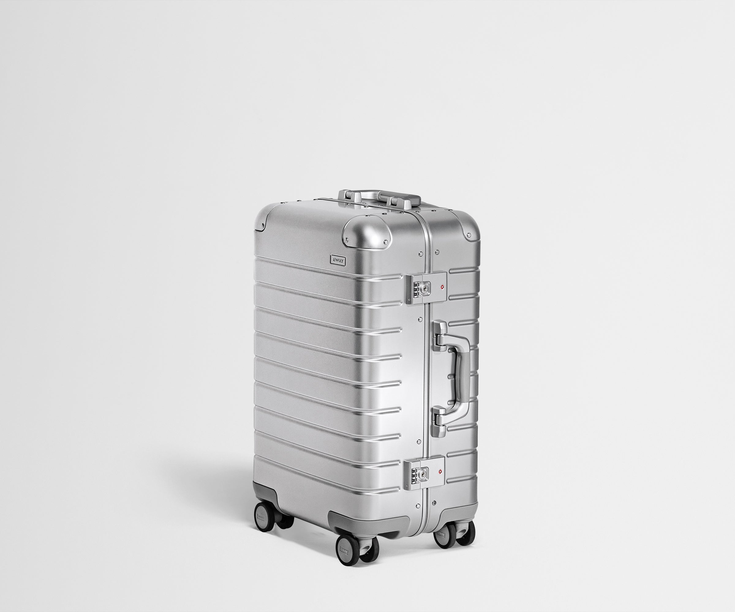 away-bigger-carry-on-valise-alu-silver-cabine image 2