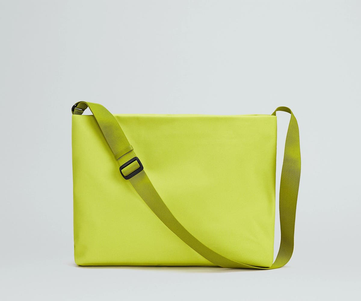 away-active-messenger-16l-sac-messager-atomic-celery-16-l image 1