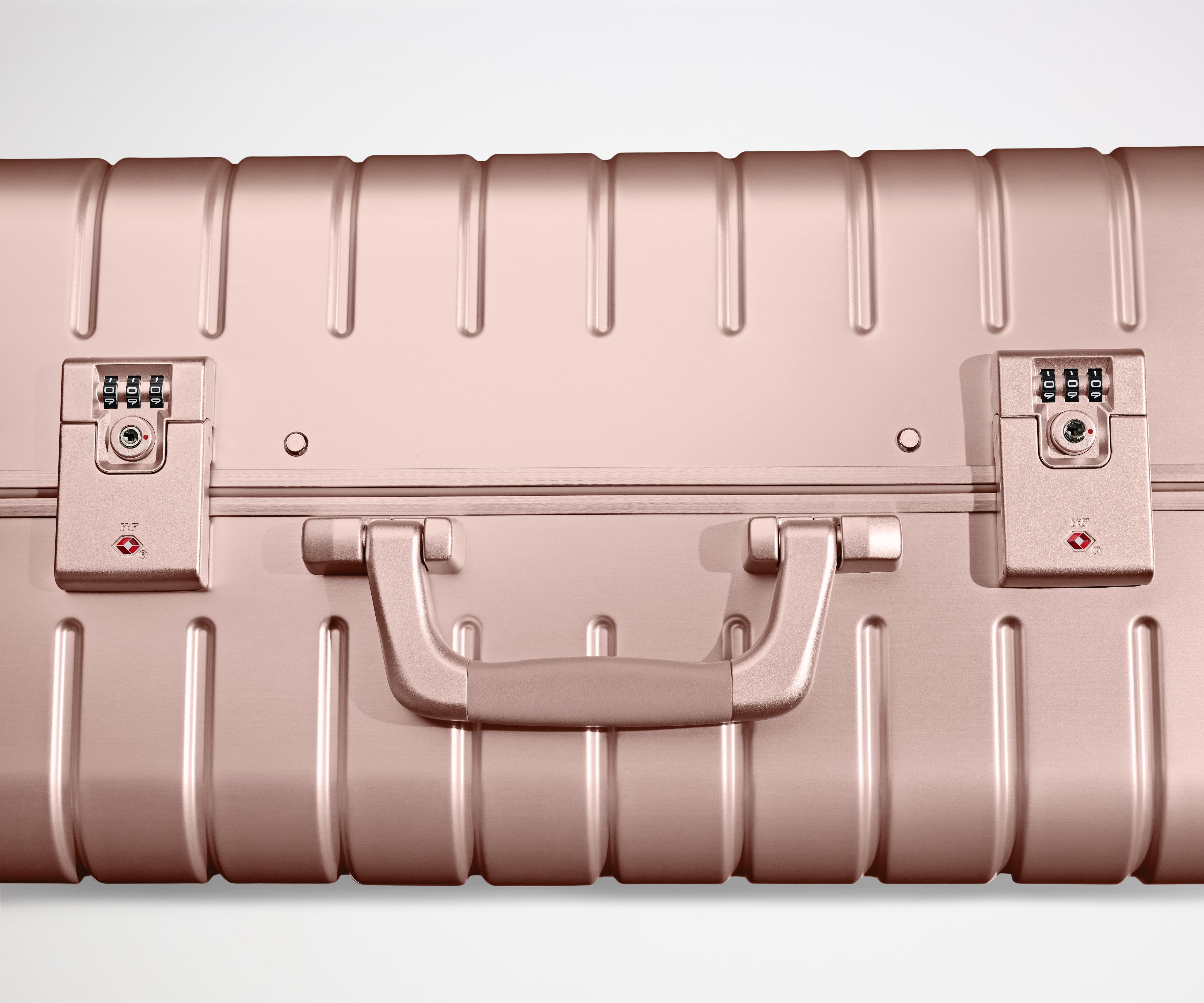 away-bigger-carry-on-valise-cabine-aluminium-rose-gold image 4