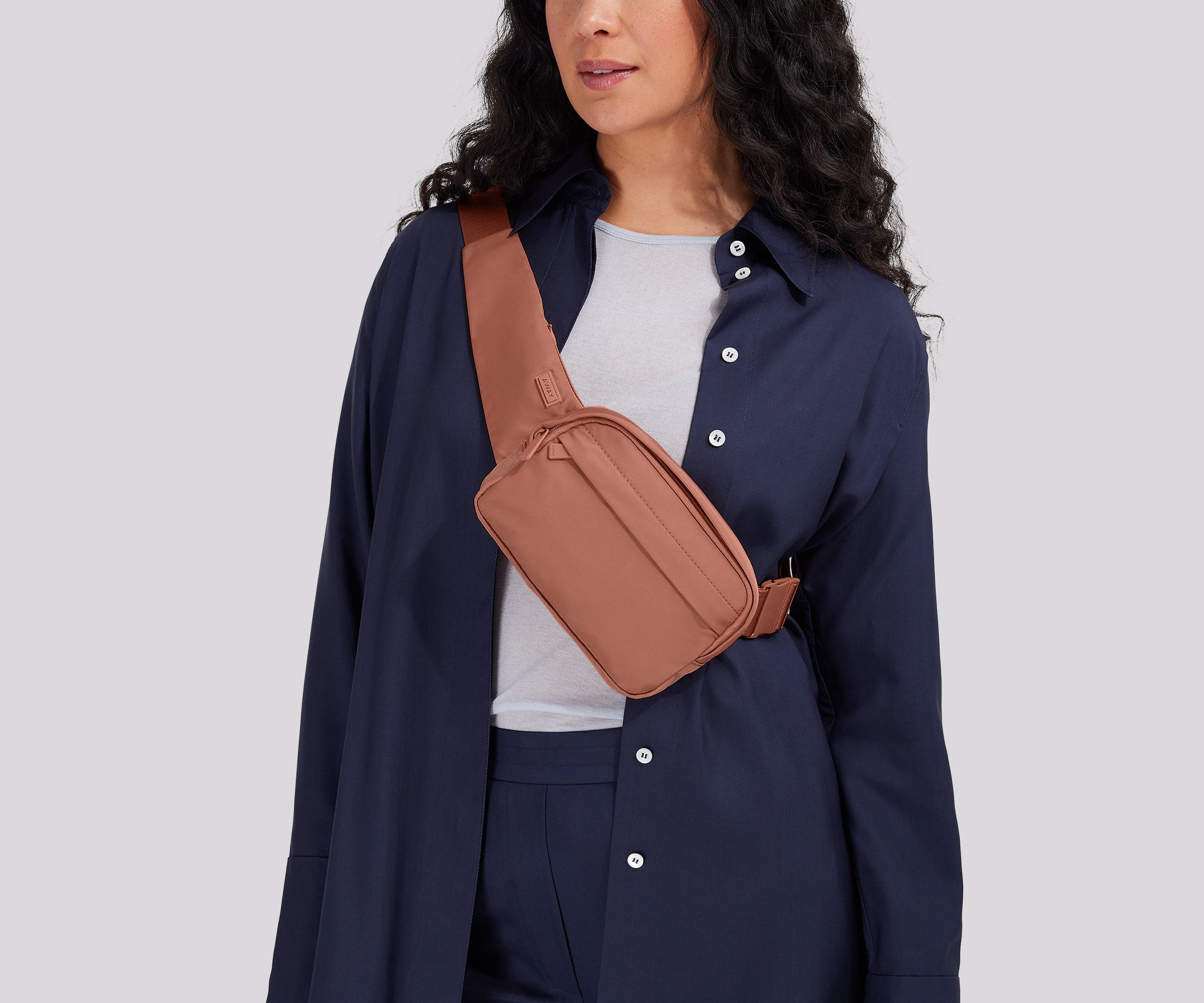 away-featherlight-sling-sac-bandouli-re-clay-pink image 2