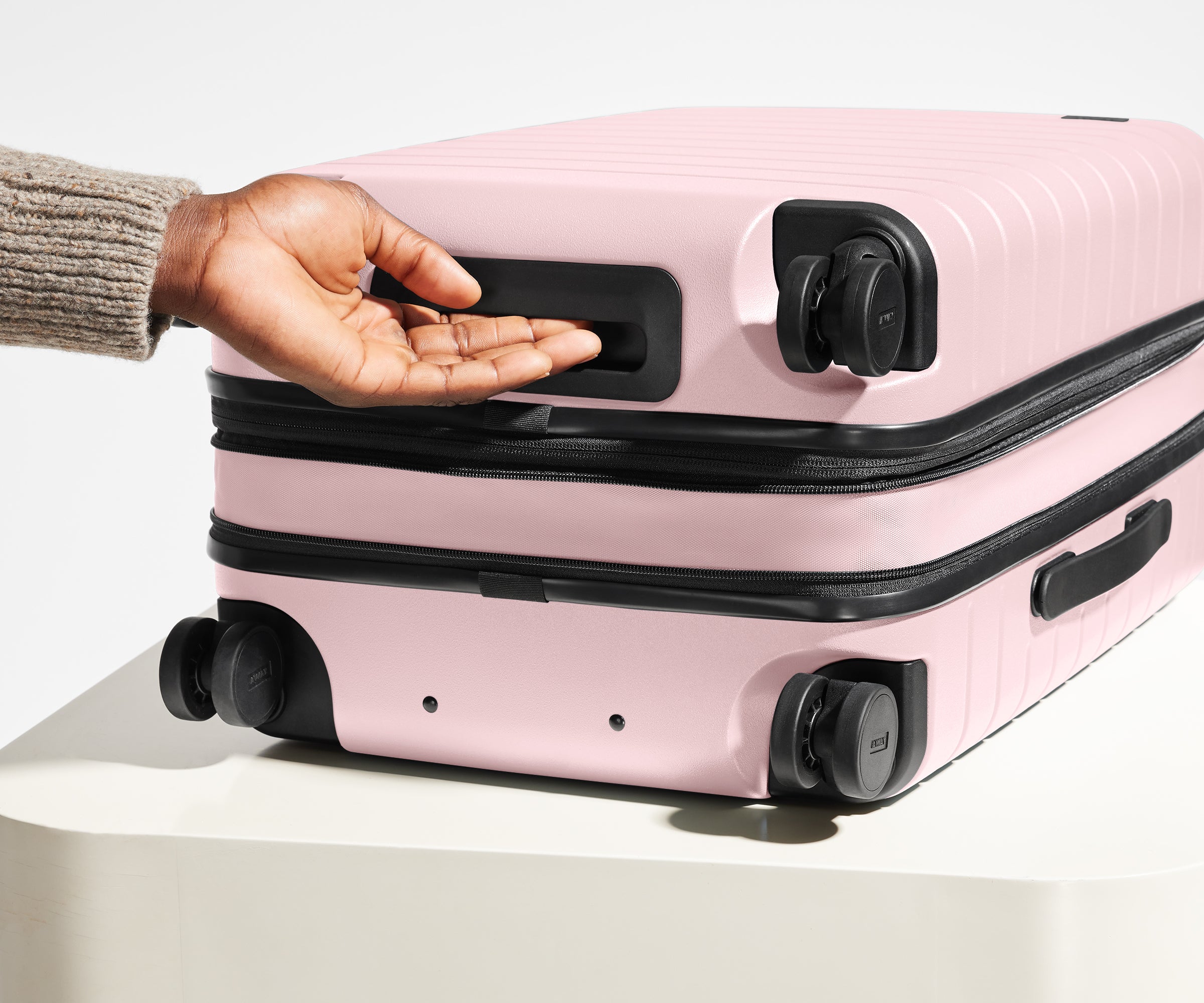 away-bigger-carry-on-flex-valise-cabine-blush-pink image 6