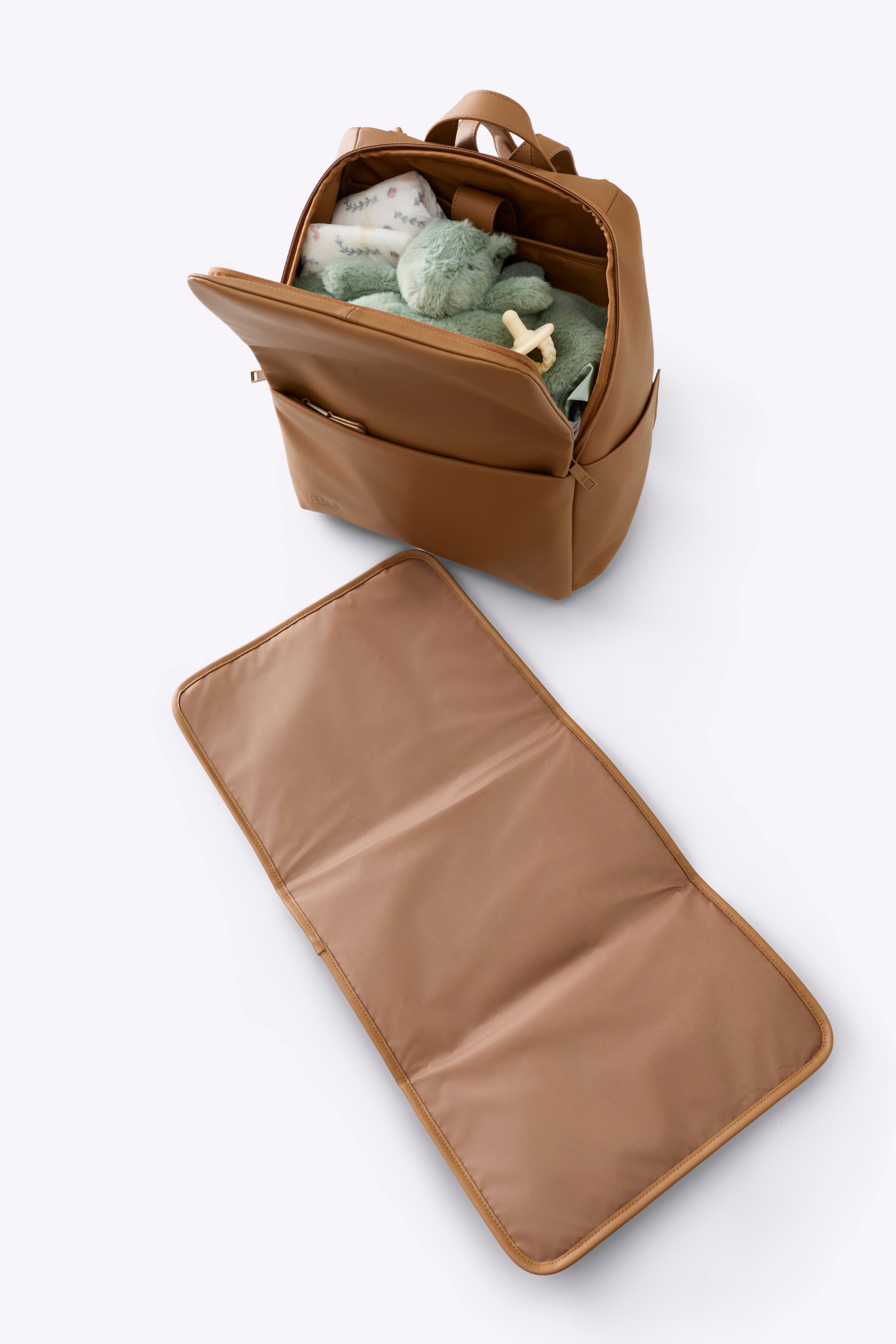 beis-everyday-diaper-sac-dos-langer-camel-vegan image 3