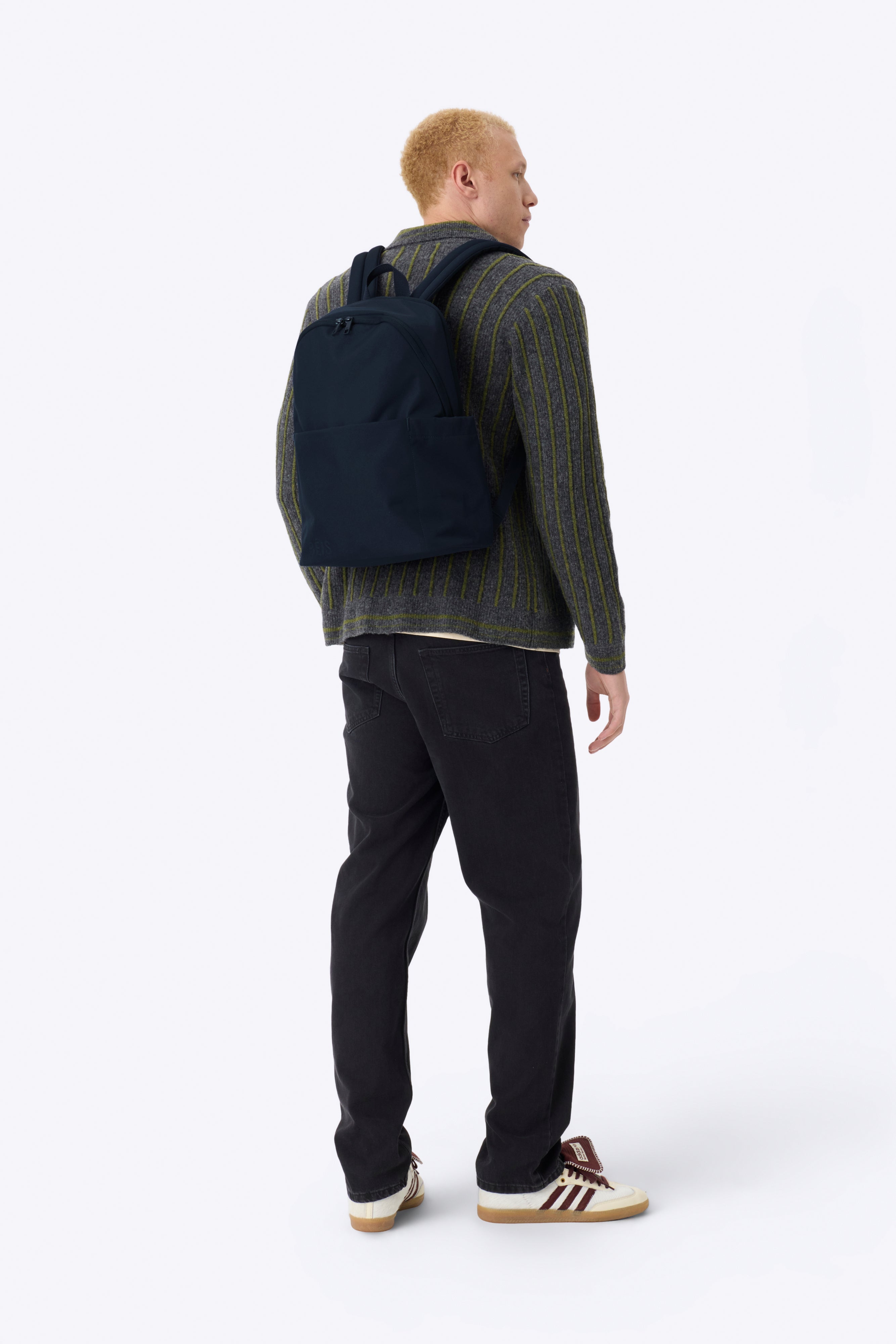 beis-the-classic-backpack-sac-dos-bleu-navy image 4