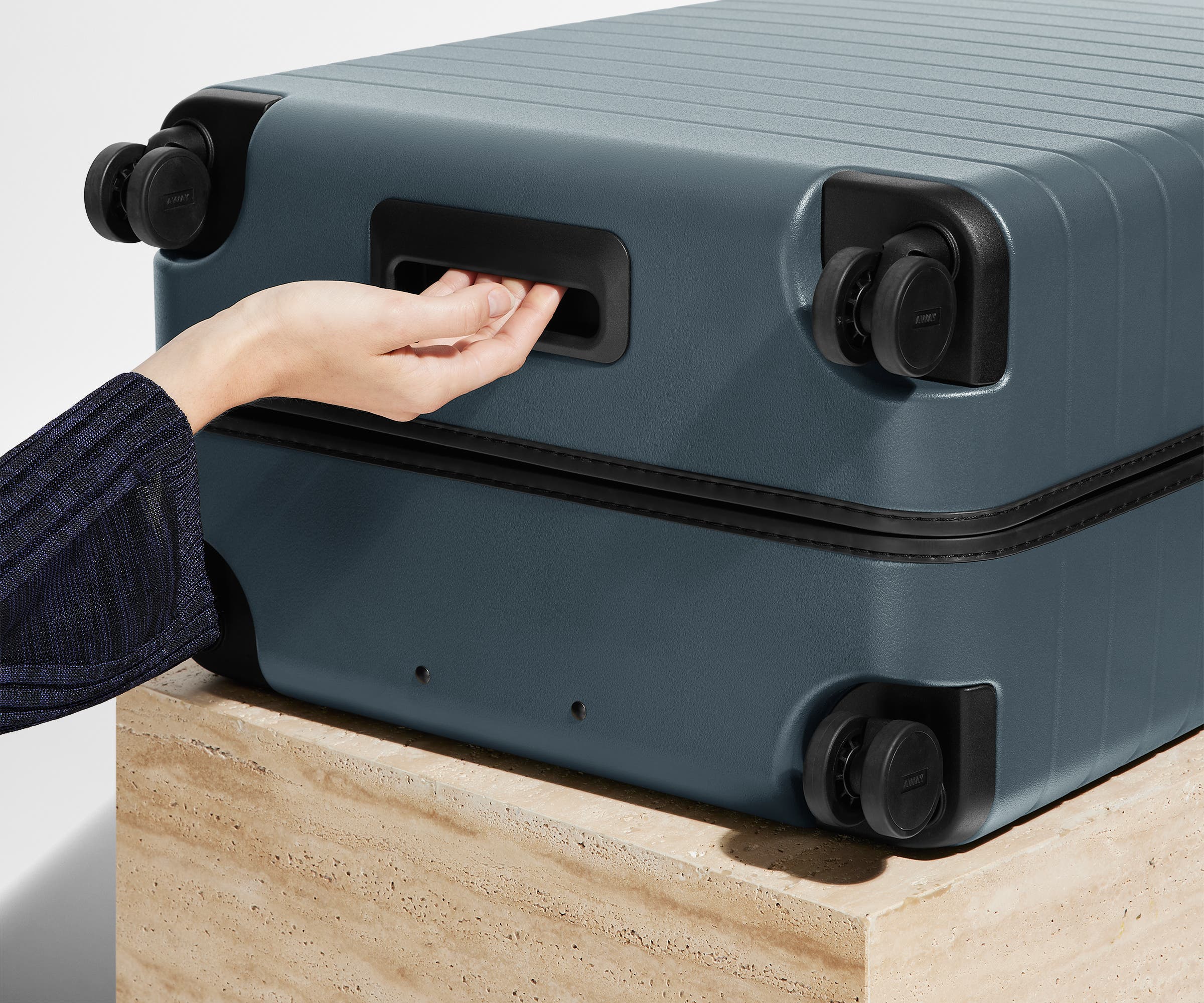 away-the-large-valise-soute-bleu-c-te-grand-format image 5