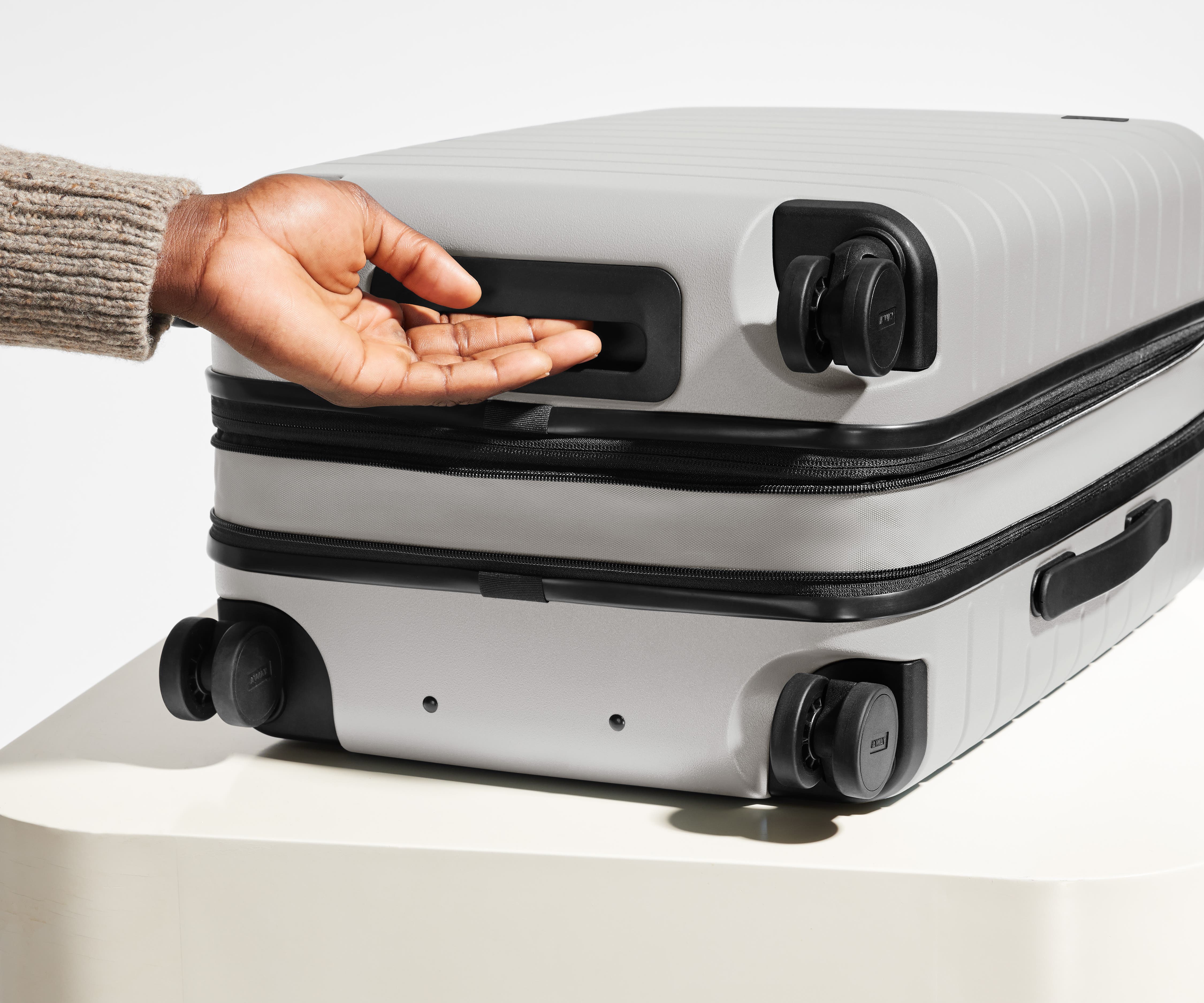 away-bigger-carry-on-flex-valise-cabine-cloud-gray-extensible image 7