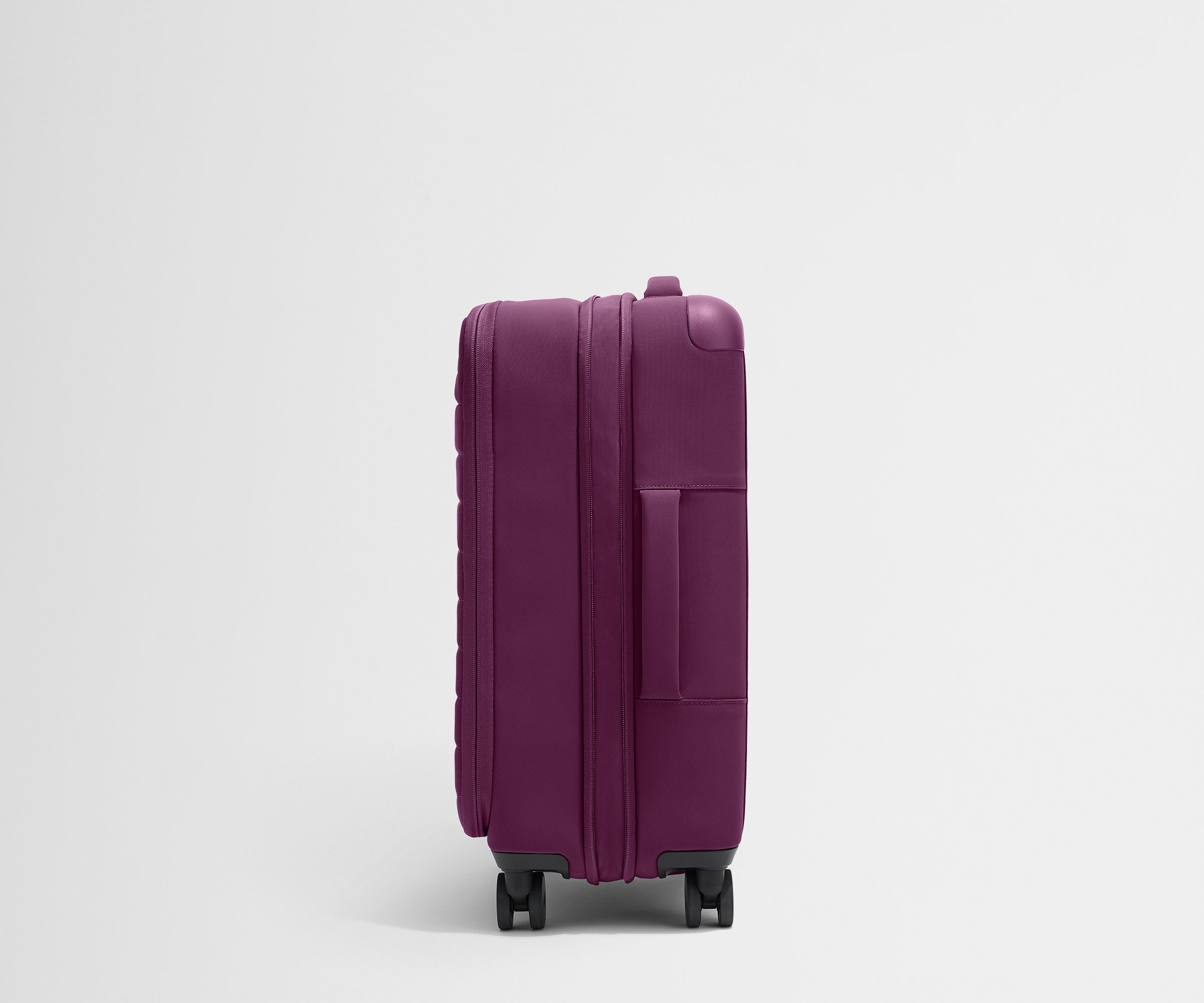 away-softside-bigger-carry-on-valise-cabine-plum-purple image 3
