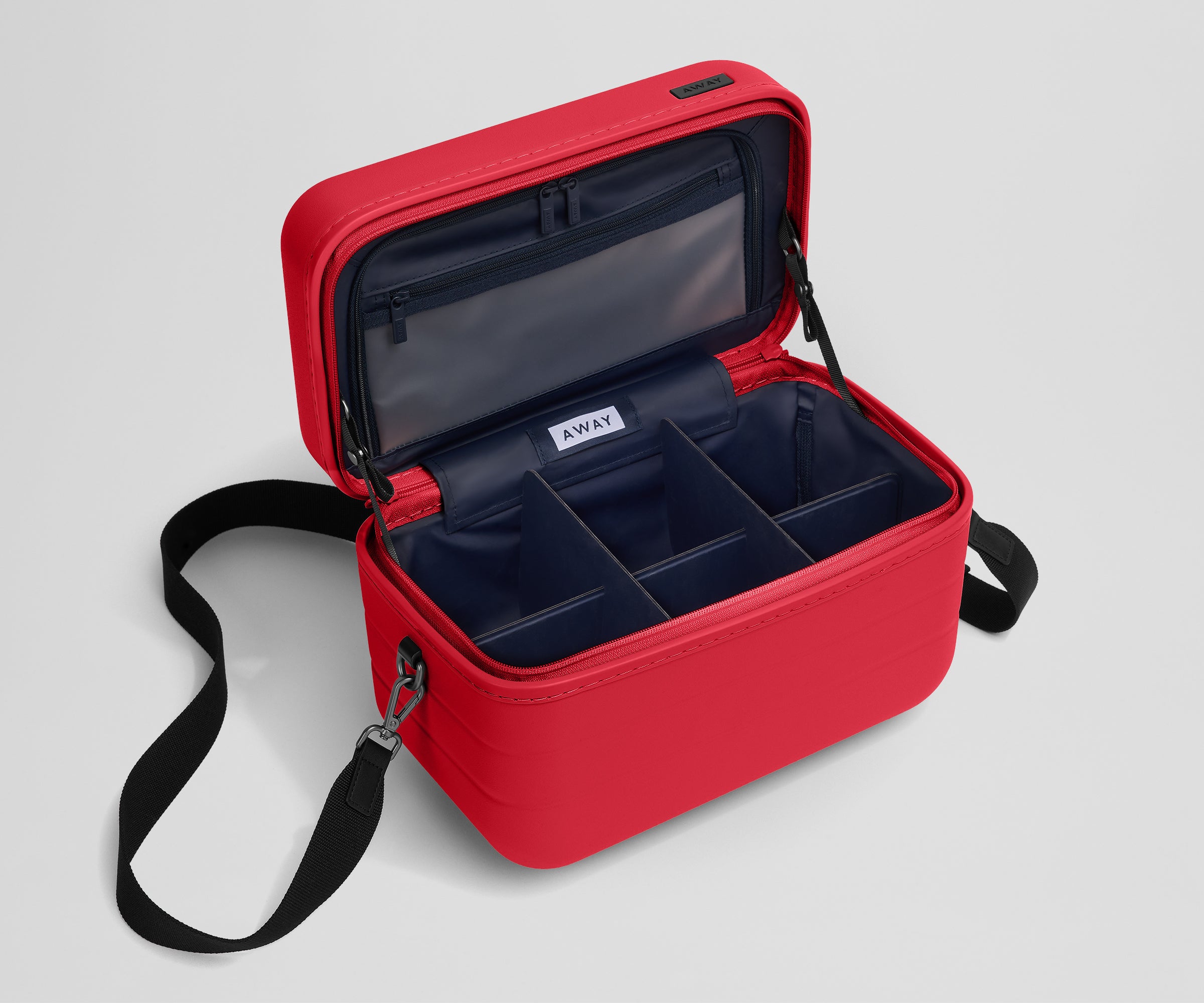 away-train-case-trousse-de-toilette-rouge-cerise-rigide image 2
