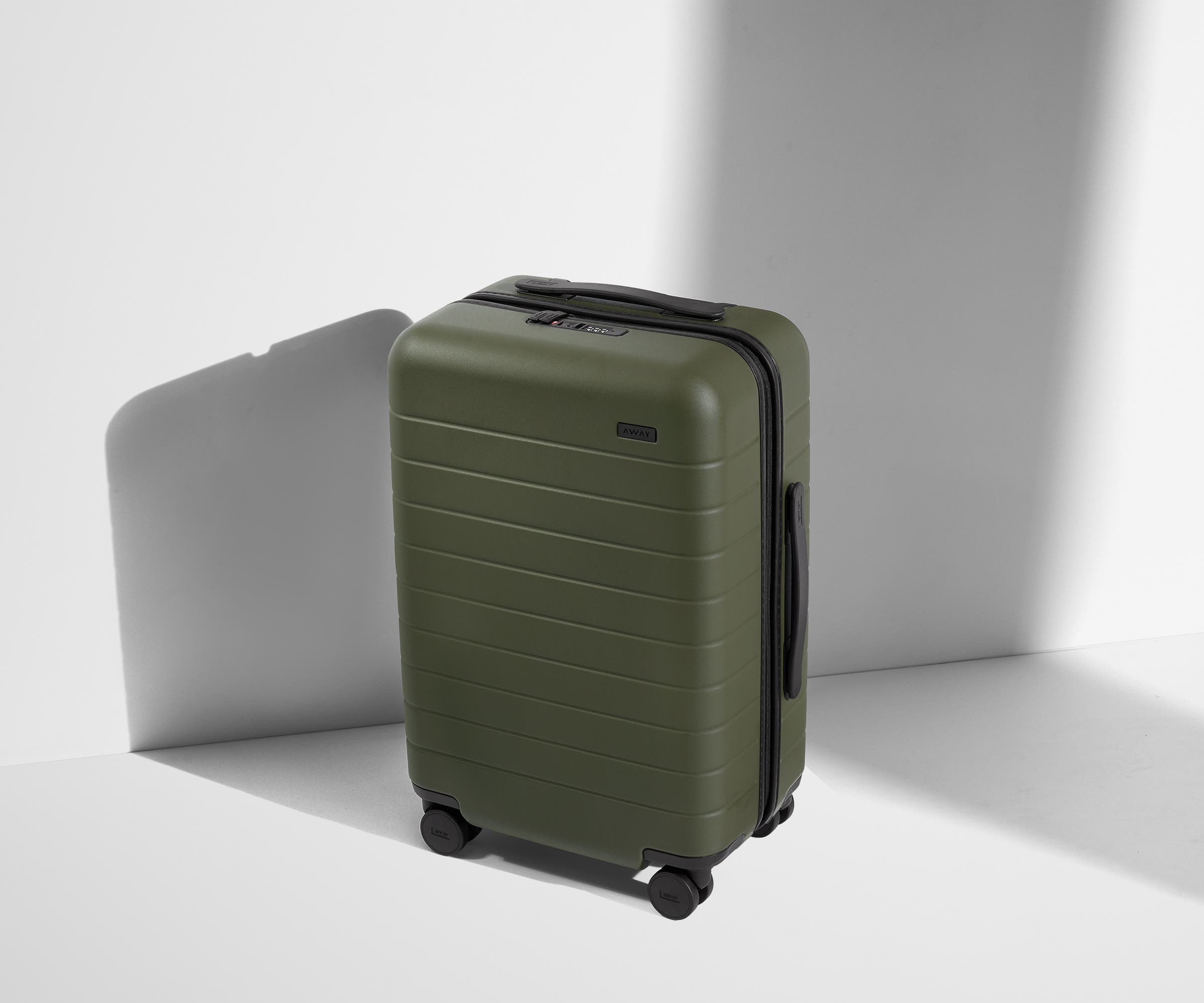 away-carry-on-valise-cabine-vert-olive-rigide image 2