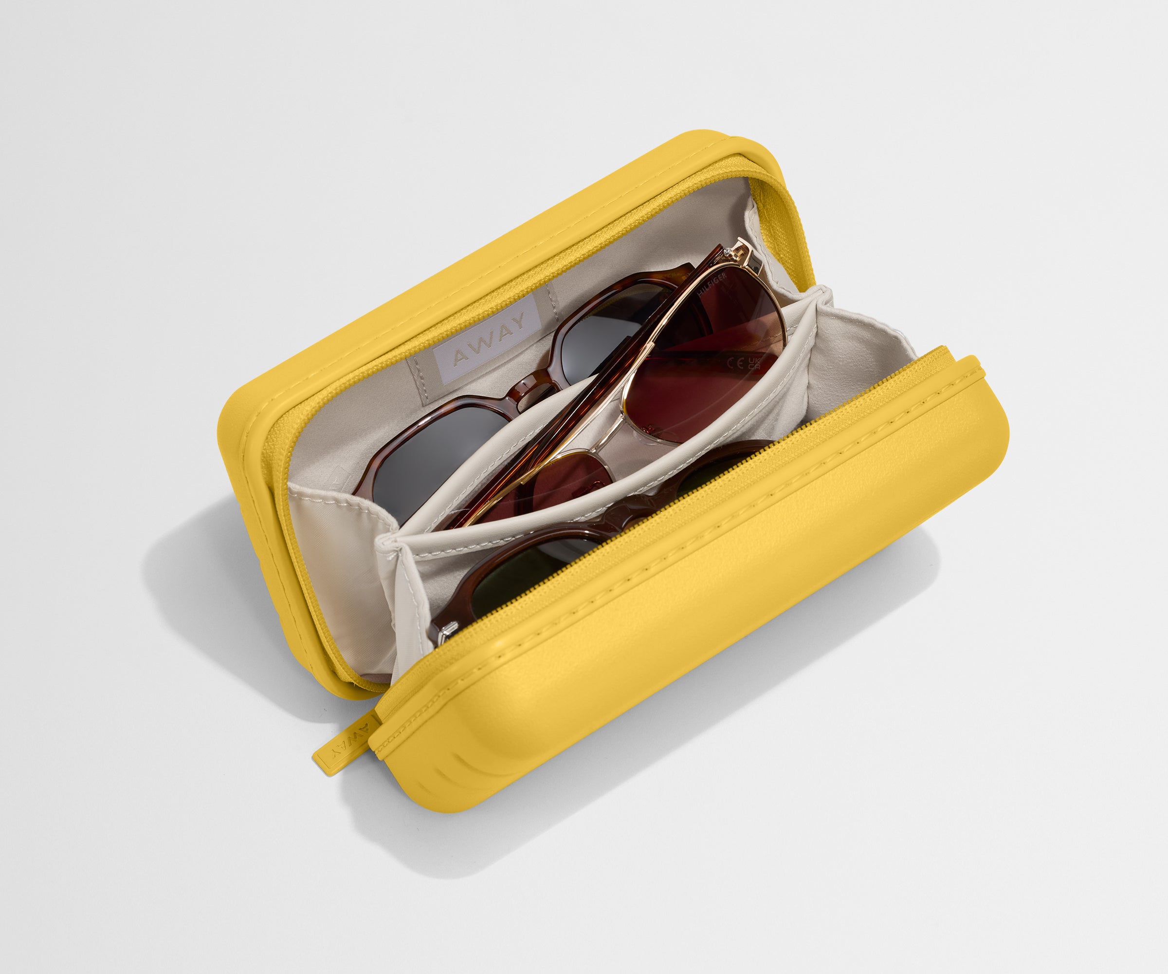 away-travel-glasses-case-tui-lunettes-golden-hour-yellow image 2