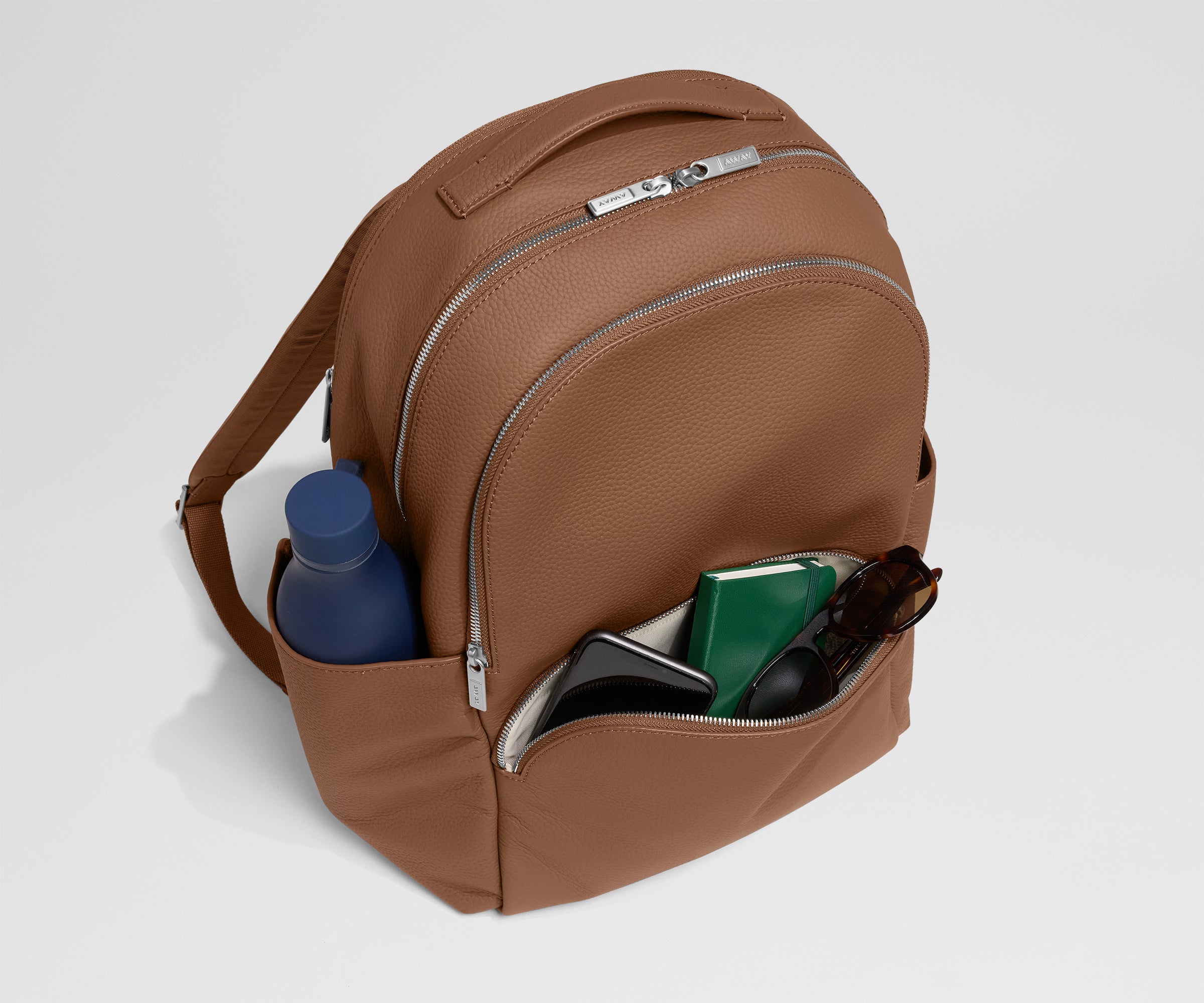 away-leather-backpack-sac-dos-cuir-marron-saddle image 4