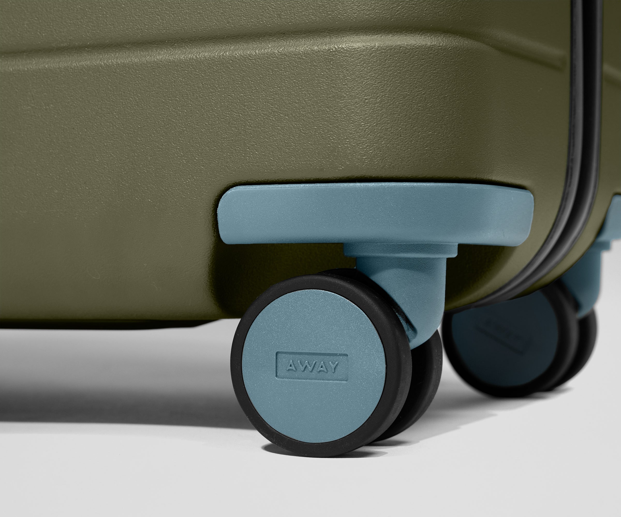 away-carry-on-kit-roulettes-valise-coast-blue-360 image 2