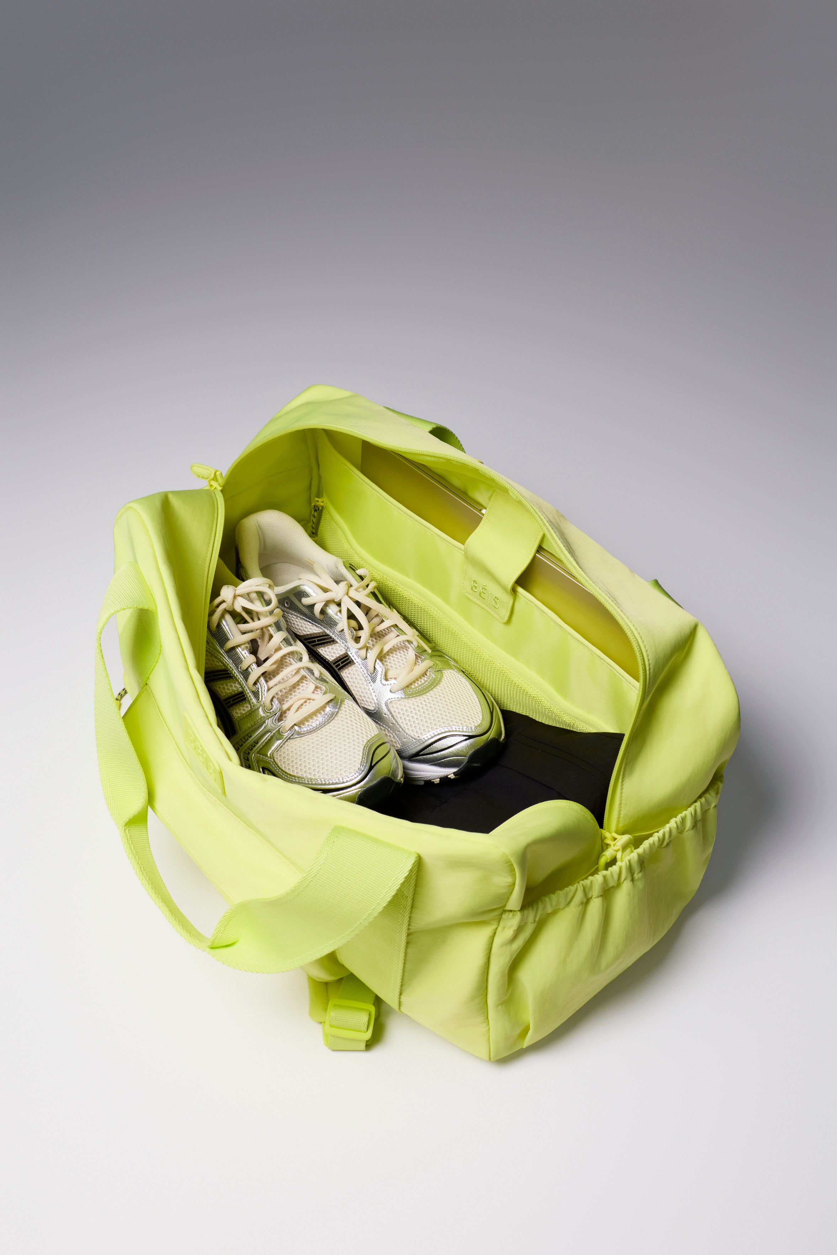 beis-the-sport-duffle-backpack-sac-sport-limone-housse-pc image 3