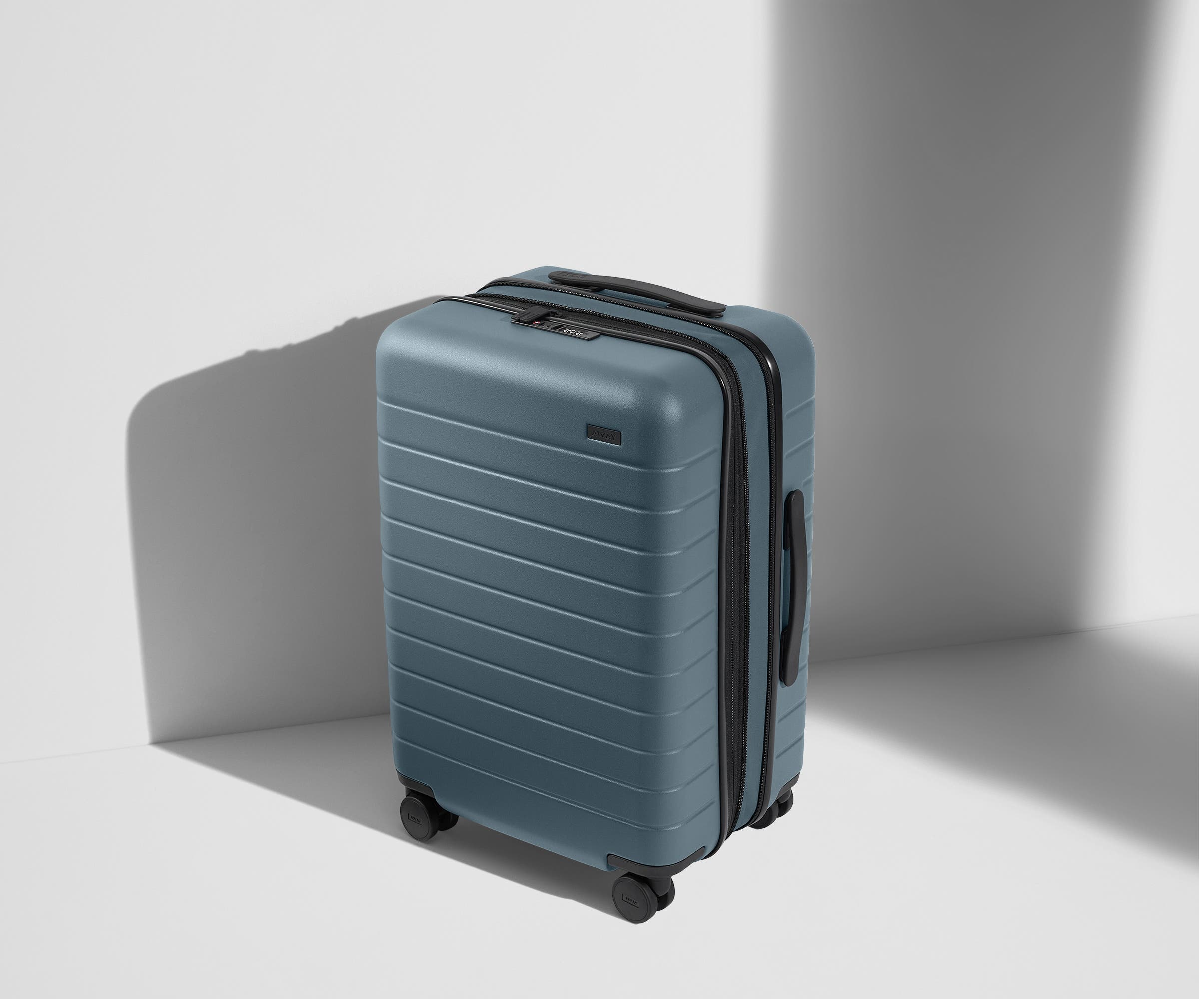 away-bigger-carry-on-flex-valise-cabine-coast-blue-extensible image 1