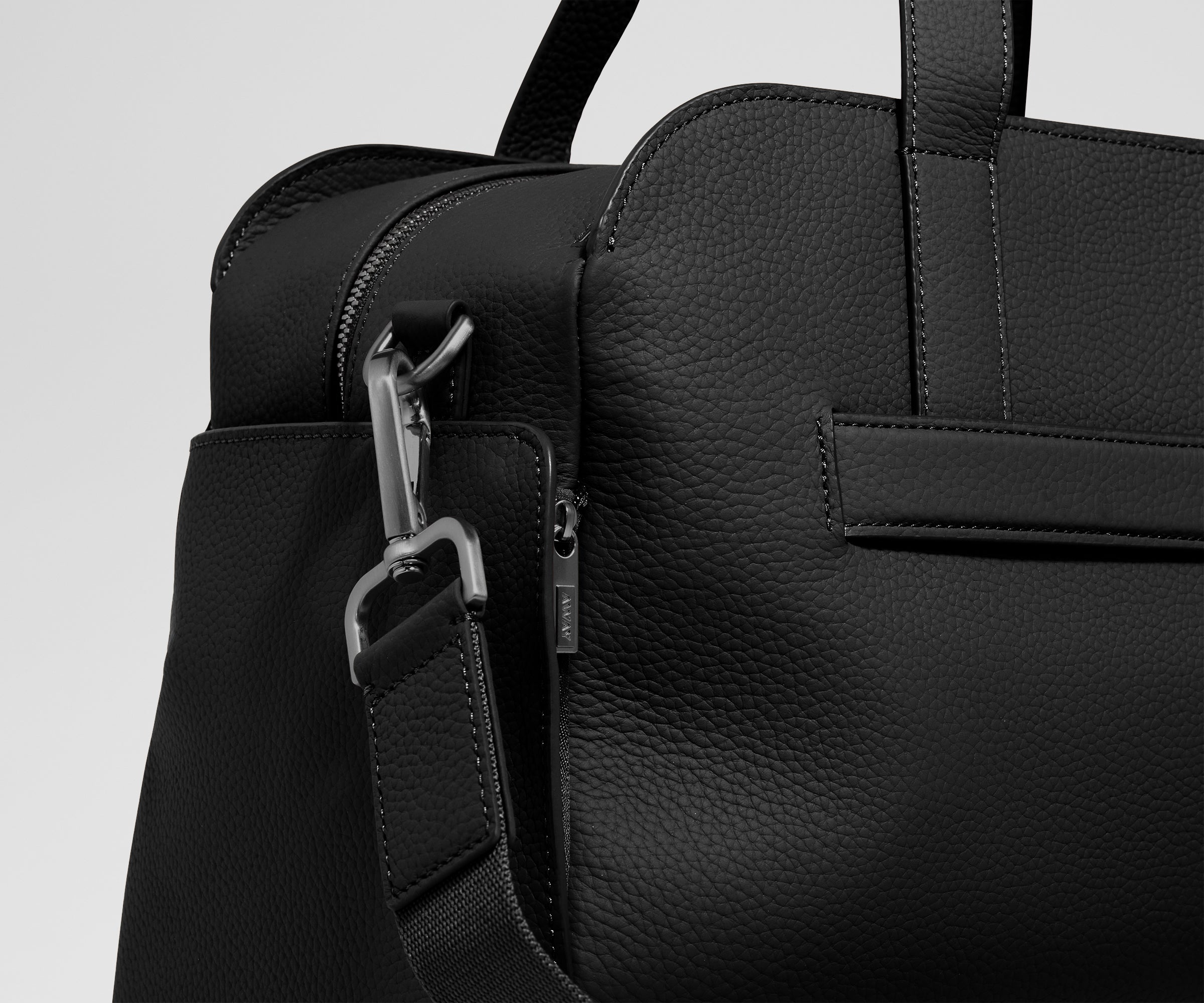 away-leather-duffle-sac-voyage-cuir-noir-jet-black image 4