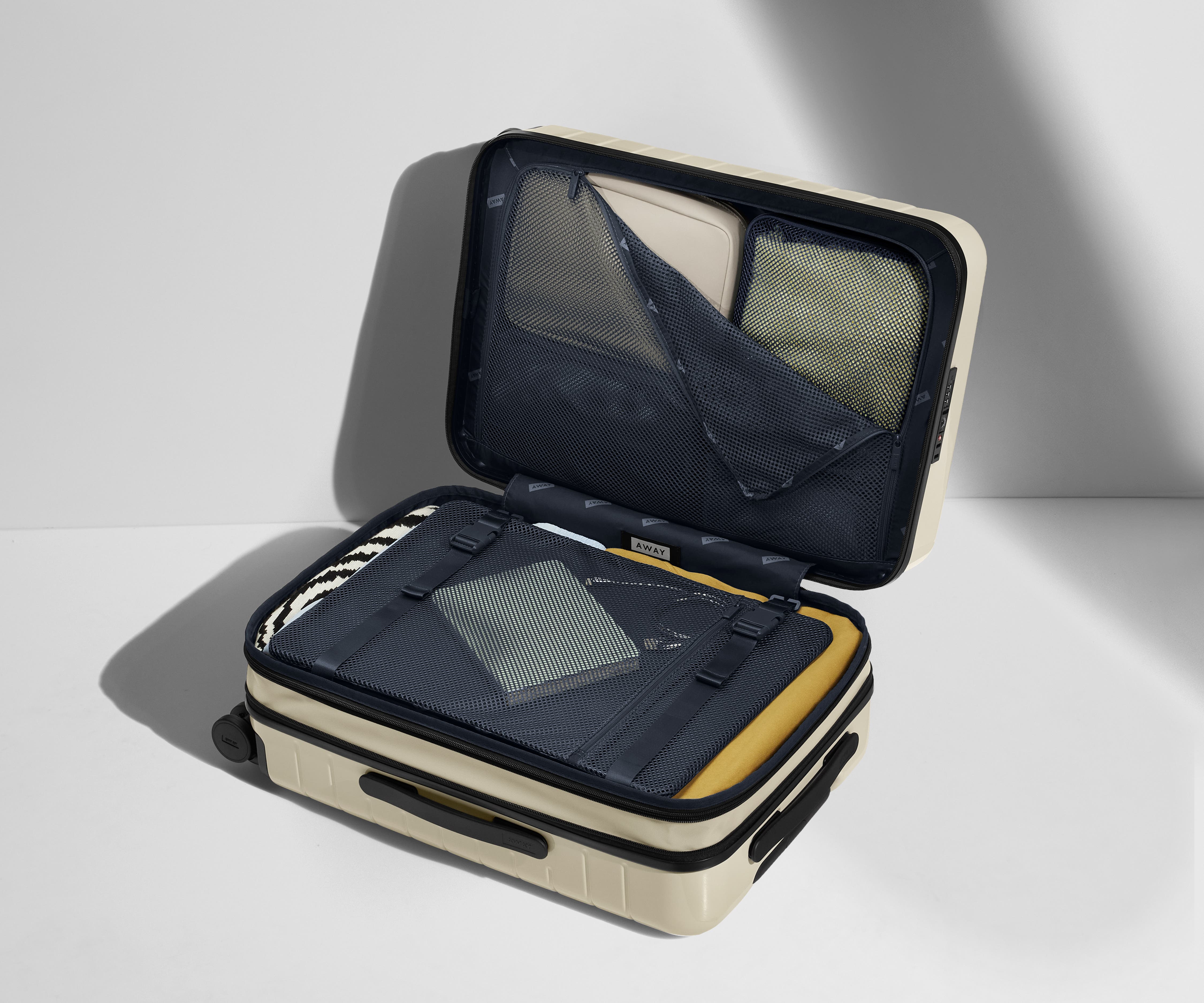 away-bigger-carry-on-flex-valise-cabine-blanche-extensible image 6