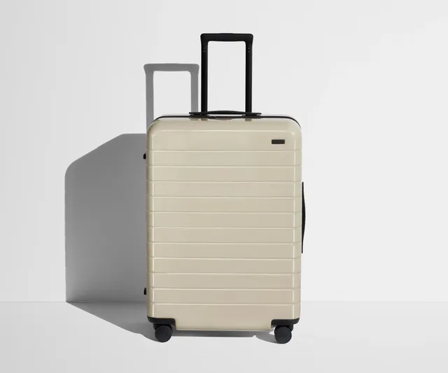 away-medium-valise-soute-salt-white-gloss-rigide image 1