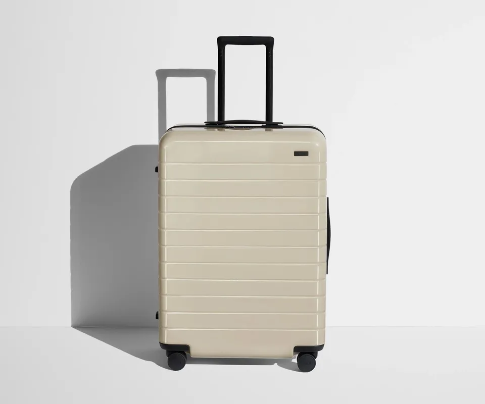 away-medium-valise-soute-salt-white-gloss-rigide image 1