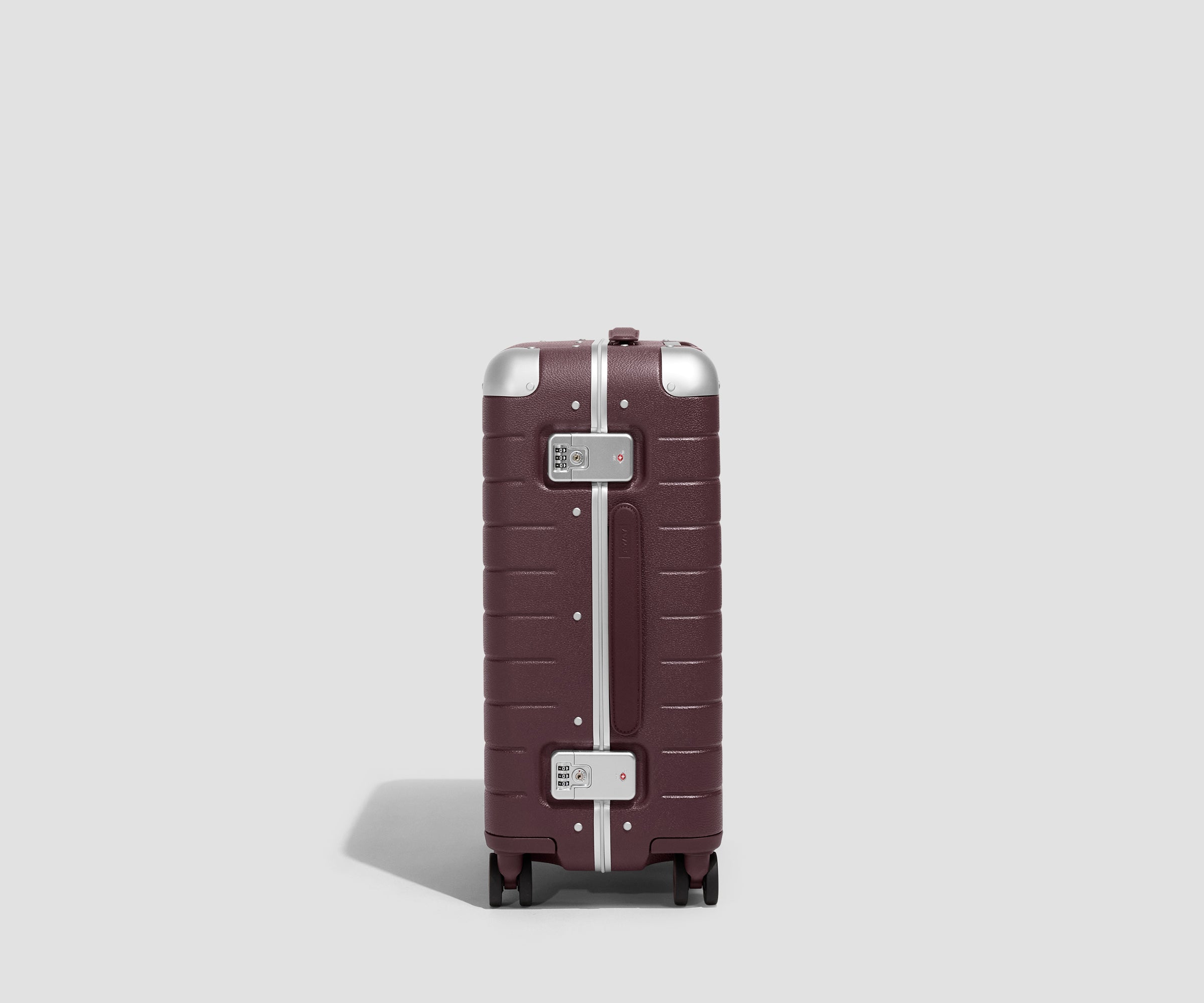 away-aluminum-edge-valise-cabine-oxblood-red-aluminium image 3