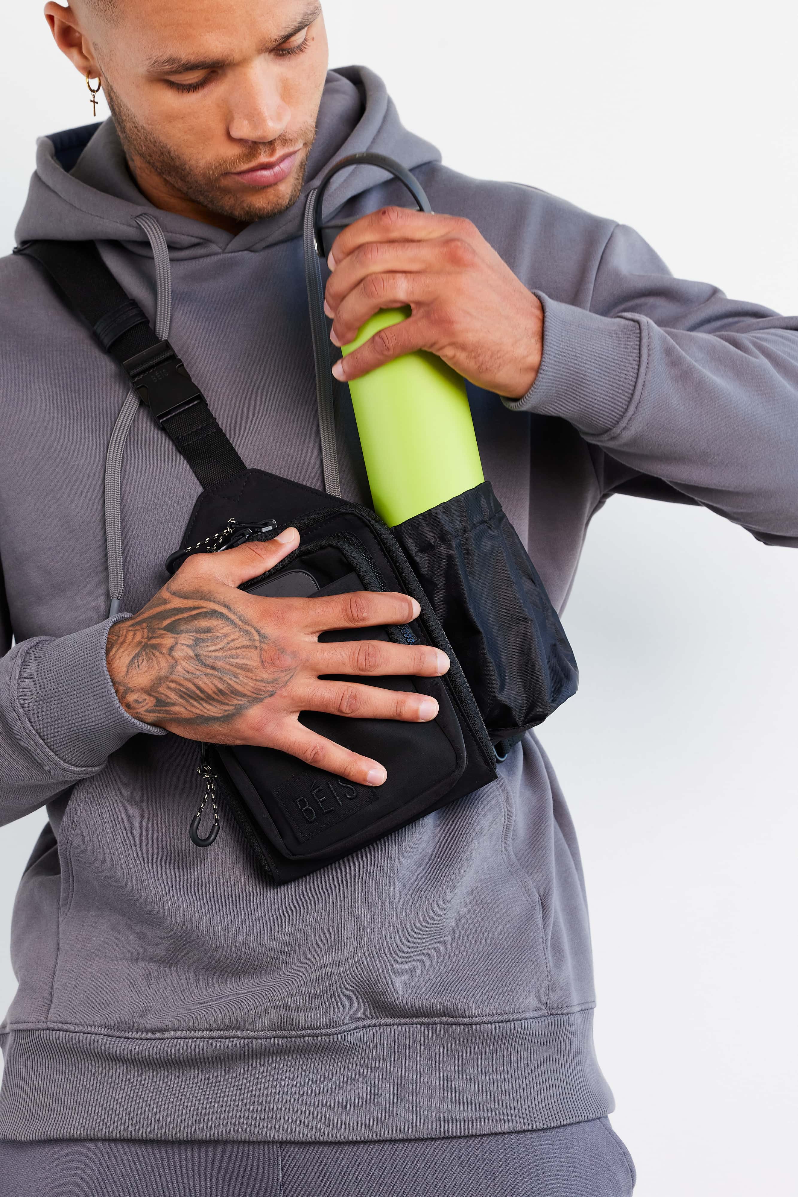 beis-the-sport-sling-sac-bandouli-re-noir-poche-gourde image 7