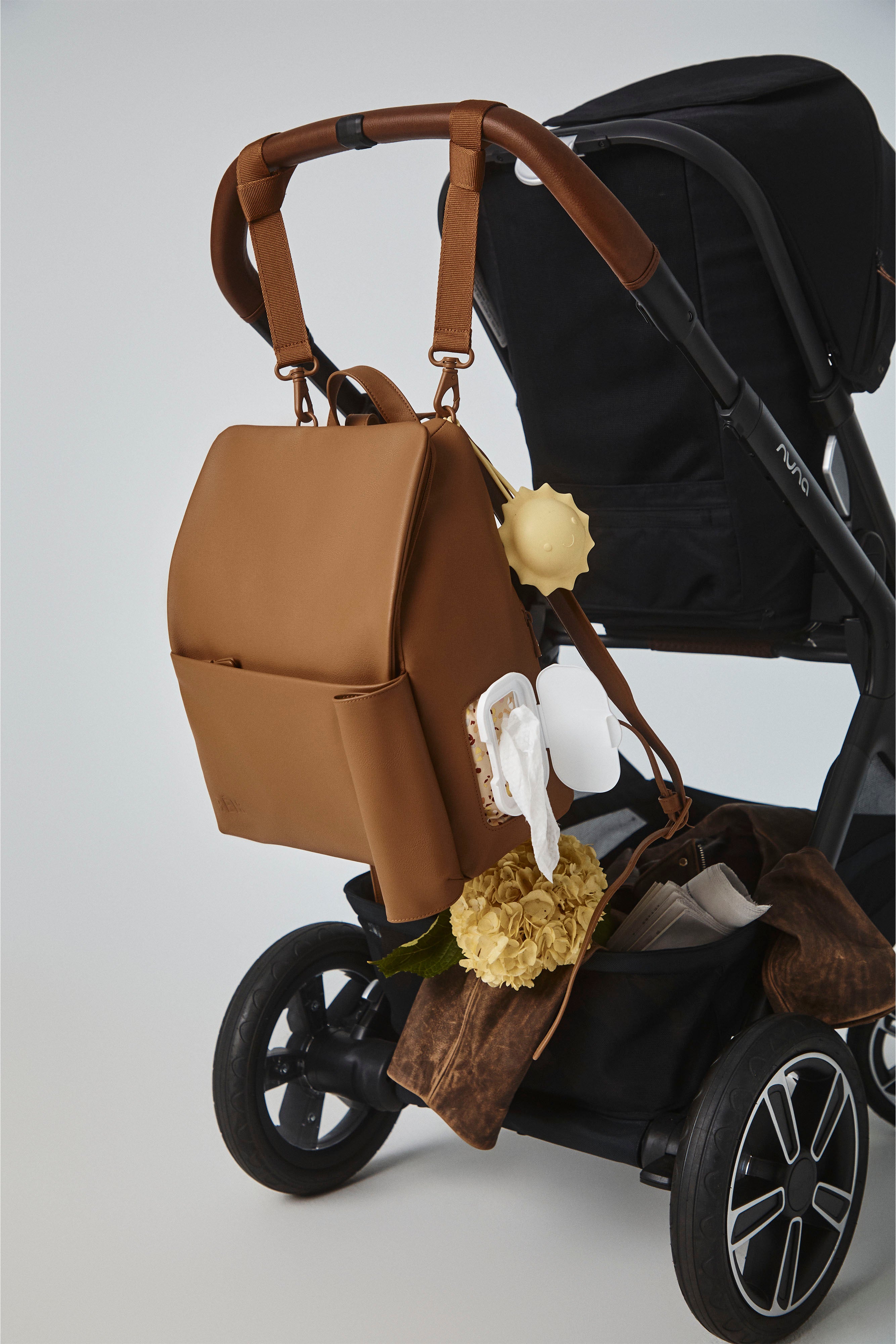 beis-everyday-diaper-sac-dos-langer-camel-vegan image 2