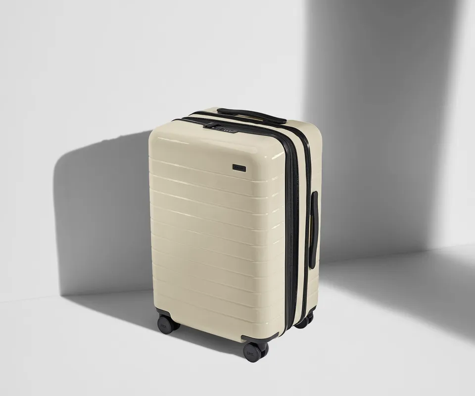 away-bigger-carry-on-flex-valise-cabine-blanche-extensible image 1