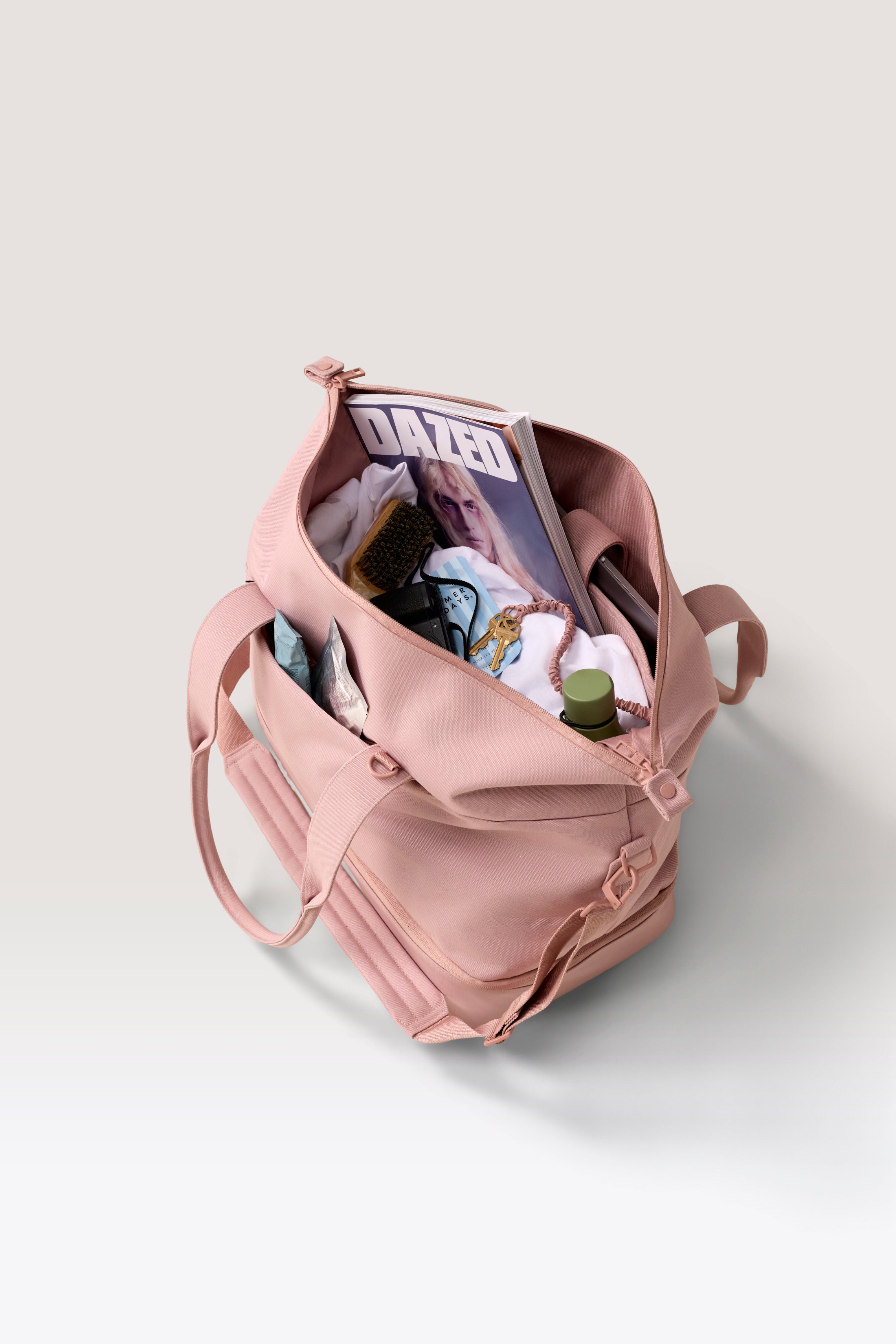 beis-the-weekender-sac-week-end-rose-fond-chaussures image 3