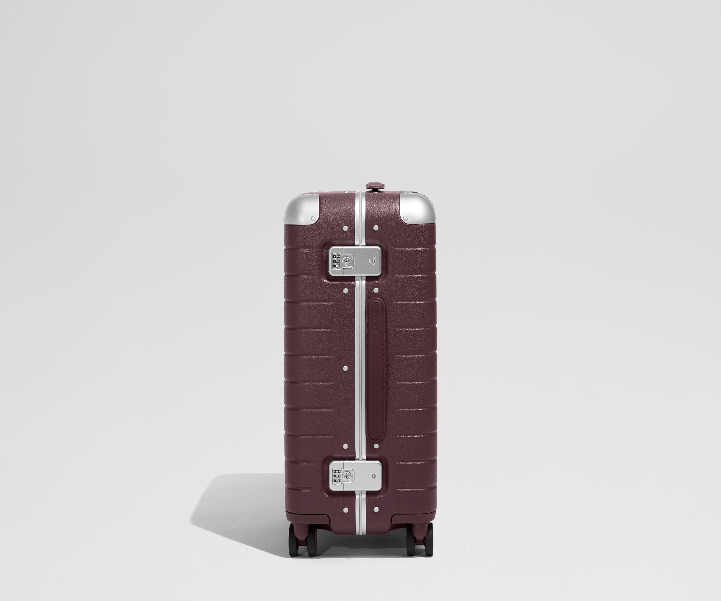 away-aluminum-edge-bigger-carry-on-valise-cabine-rouge-oxblood image 3