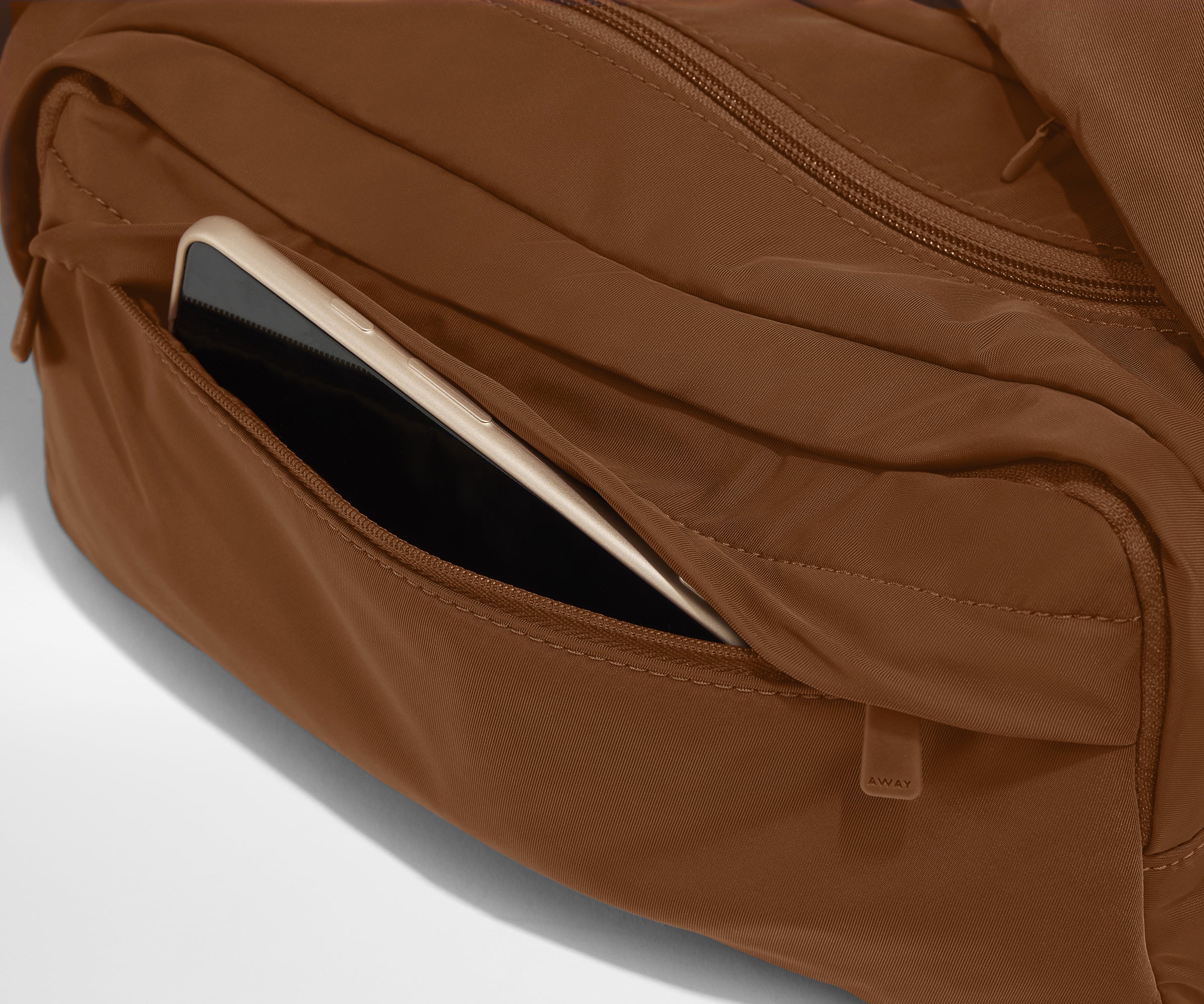 away-featherlight-cargo-pack-sac-banane-amaro-brown image 5