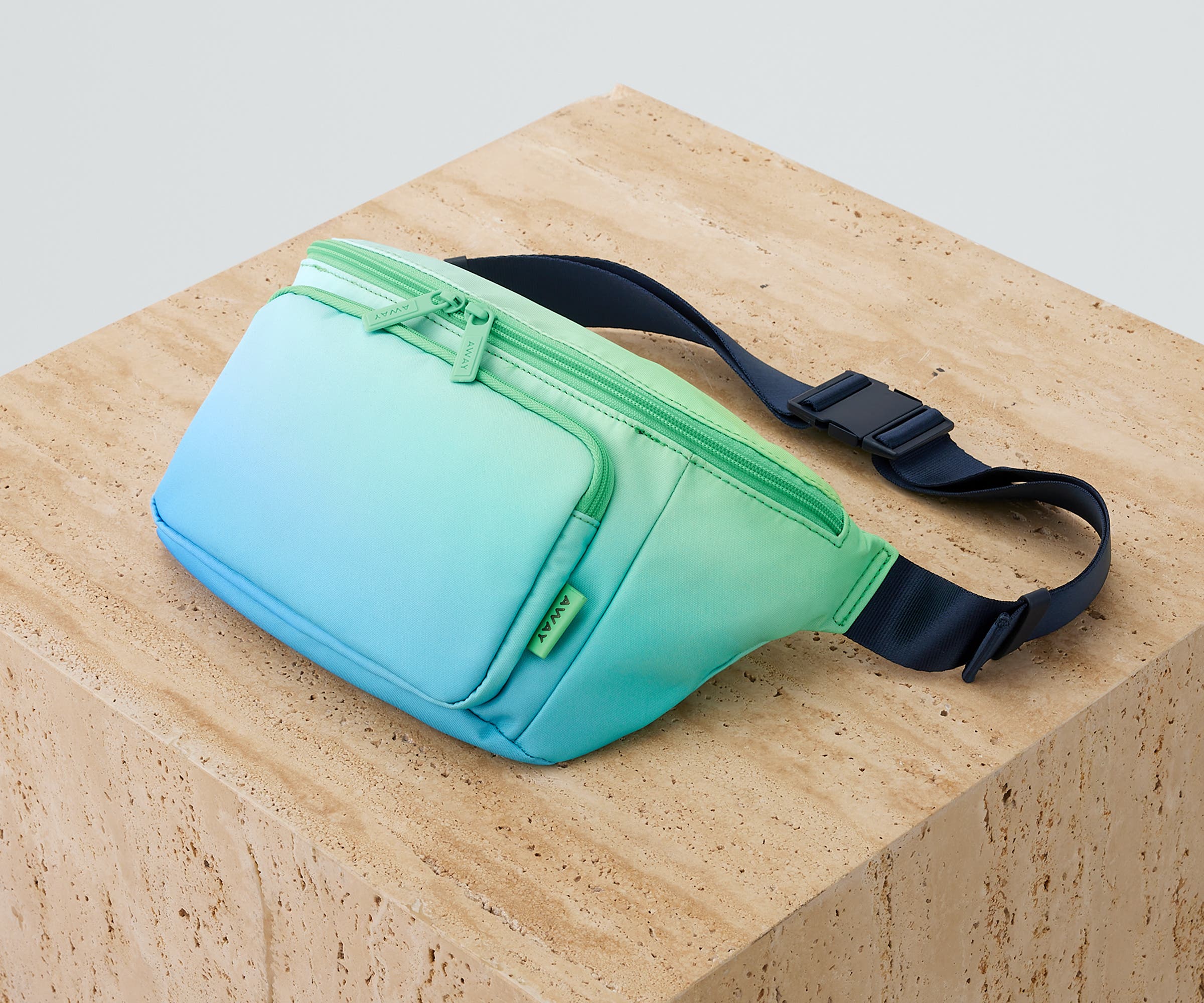 away-everywhere-sling-sac-sling-sunrise-bleu-vert image 5