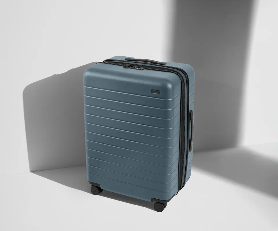 away-medium-flex-valise-soute-rigide-coast-blue-extensible image 1