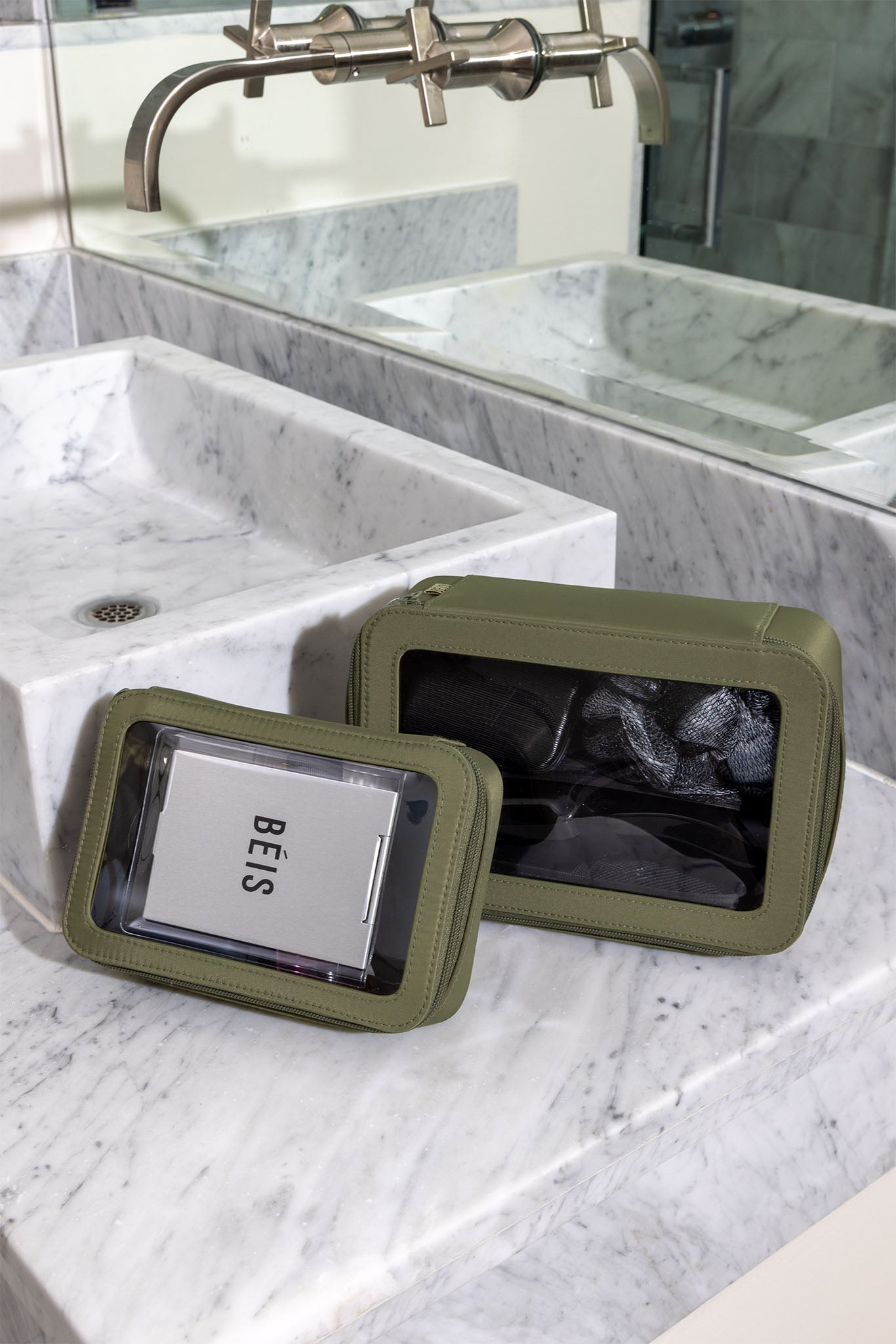 beis-in-flight-trousse-toilette-olive-miroir-avion image 5