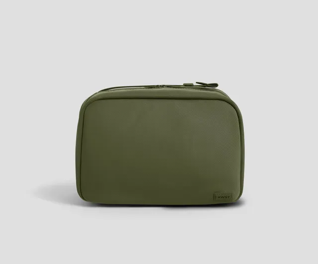 away-toiletry-bags-trousse-de-toilette-suspendue-vert-olive image 1
