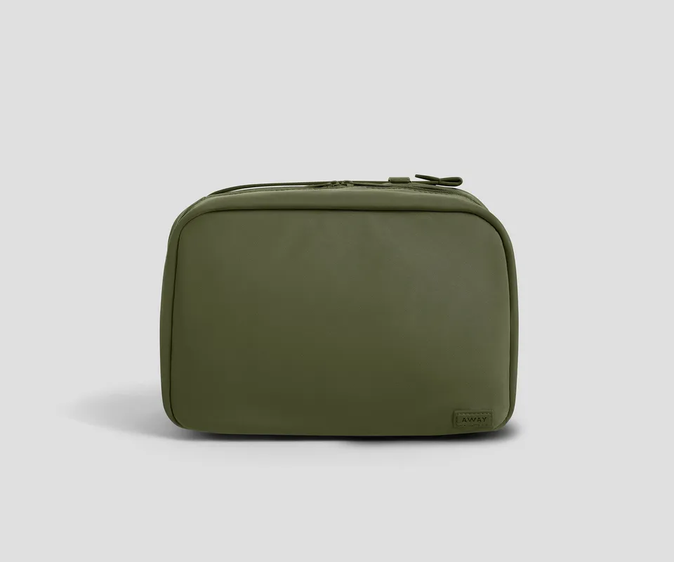 away-toiletry-bags-trousse-de-toilette-suspendue-vert-olive image 1