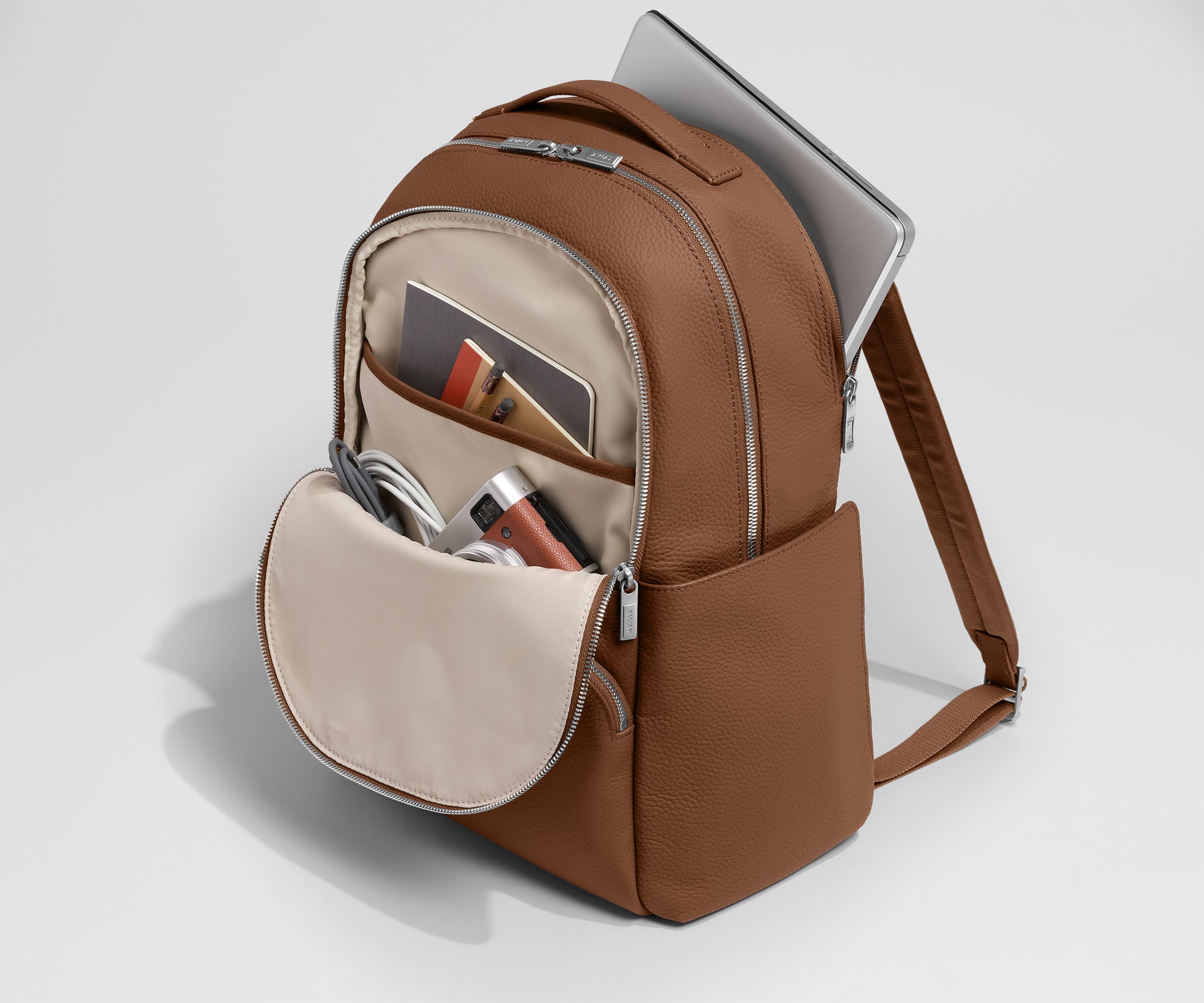 away-leather-backpack-sac-dos-cuir-marron-saddle image 3