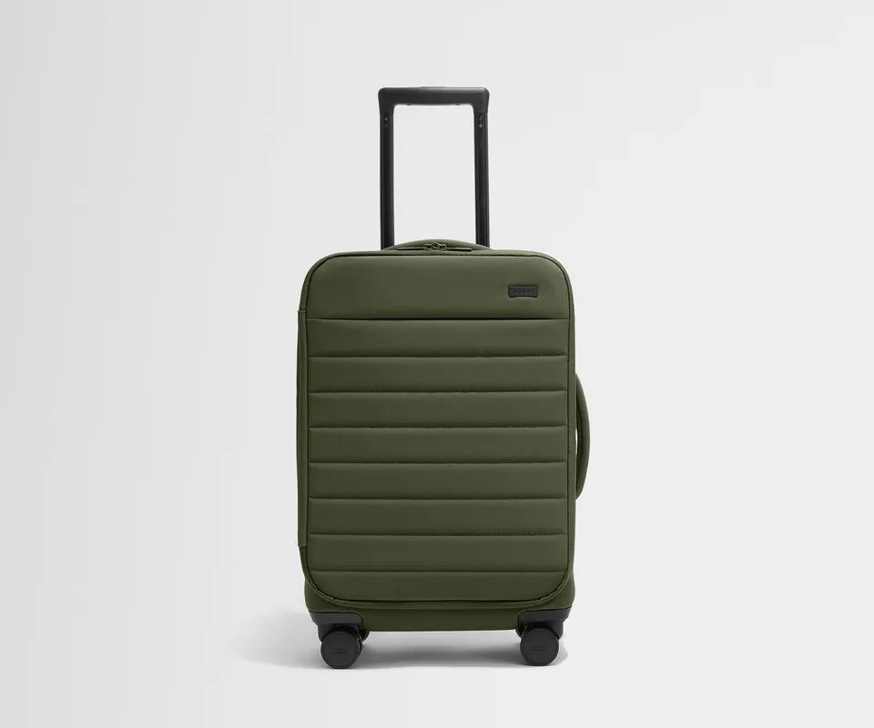 away-carry-on-valise-cabine-souple-vert-olive-extensible image 1