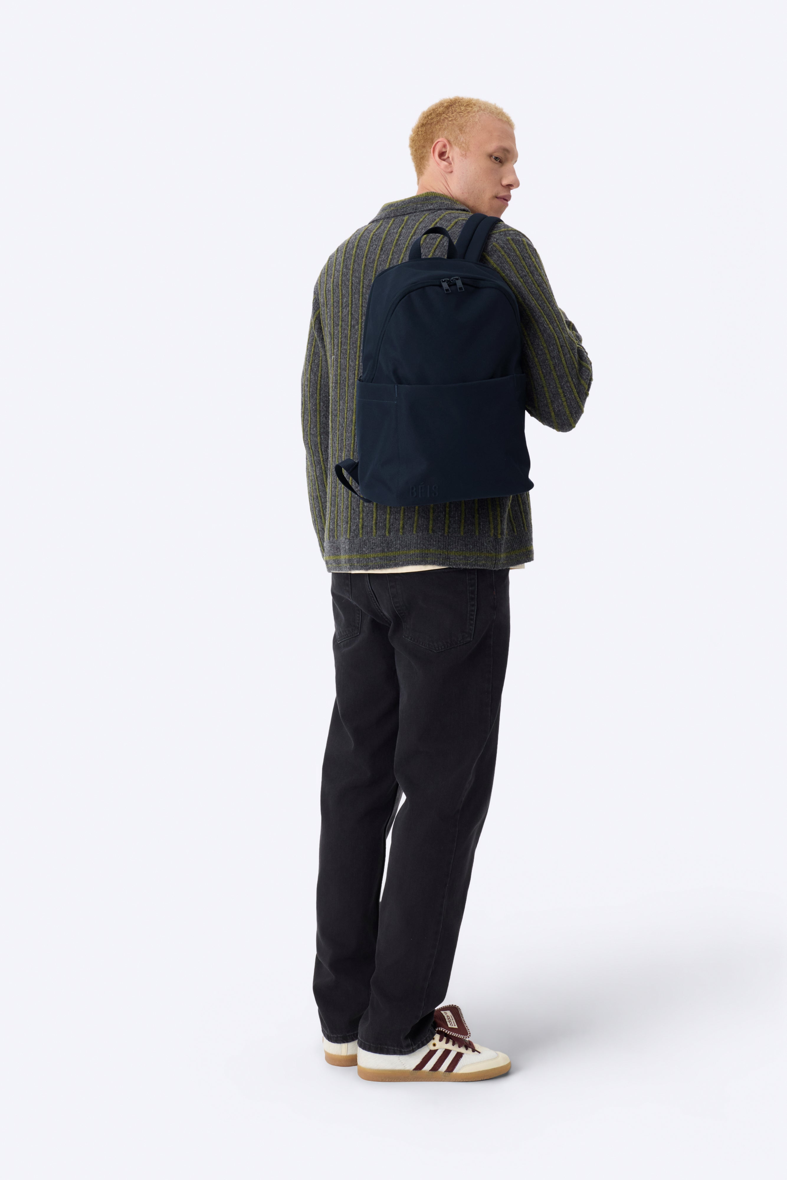 beis-the-classic-backpack-sac-dos-bleu-navy image 6
