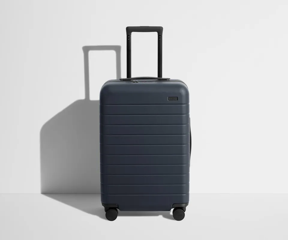 away-bigger-carry-on-valise-cabine-bleu-marine image 1