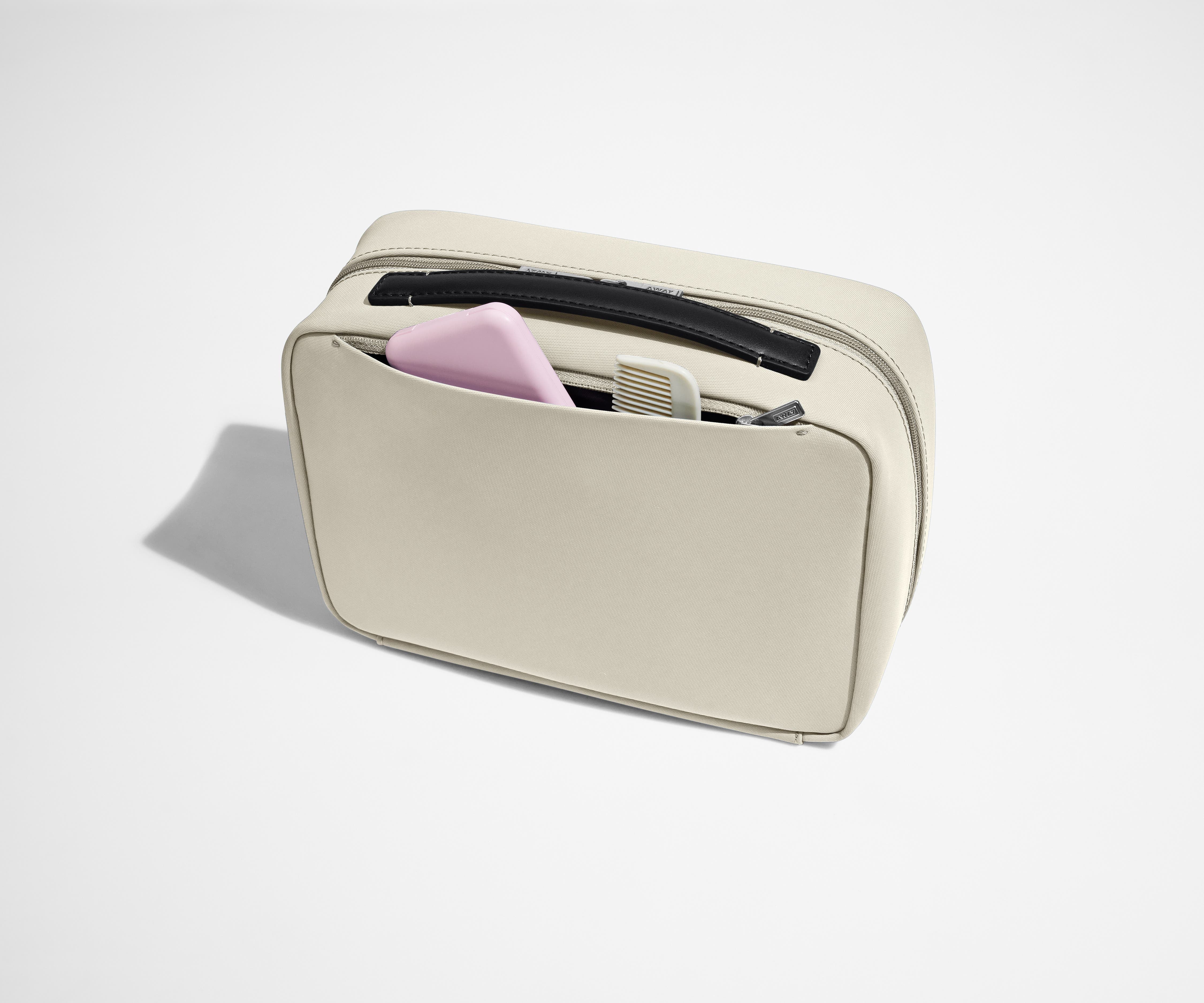away-hanging-trousse-de-toilette-salt-white-nylon image 5