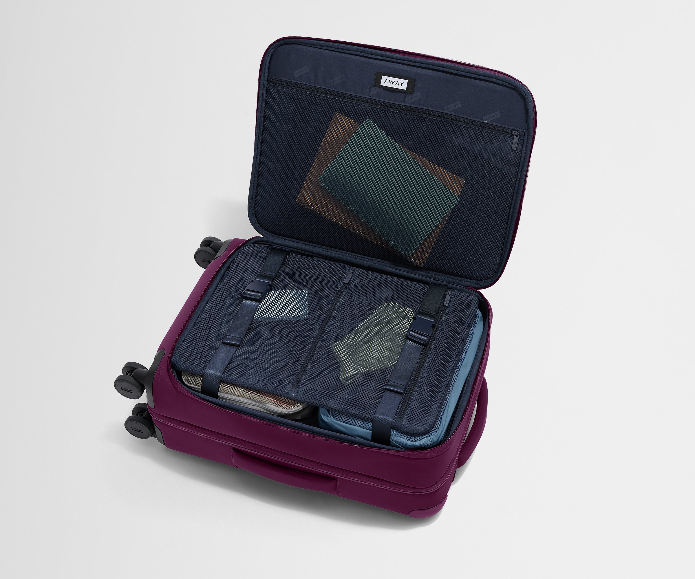 away-softside-bigger-carry-on-valise-cabine-plum-purple image 4