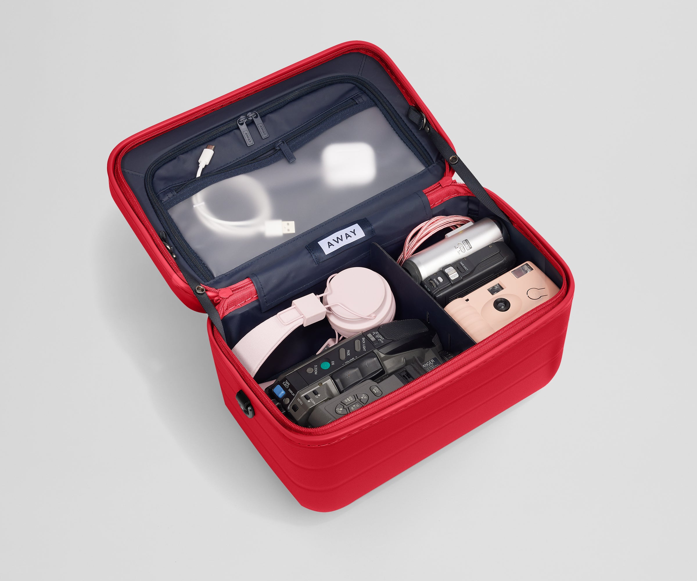 away-train-case-trousse-de-toilette-rouge-cerise-rigide image 5