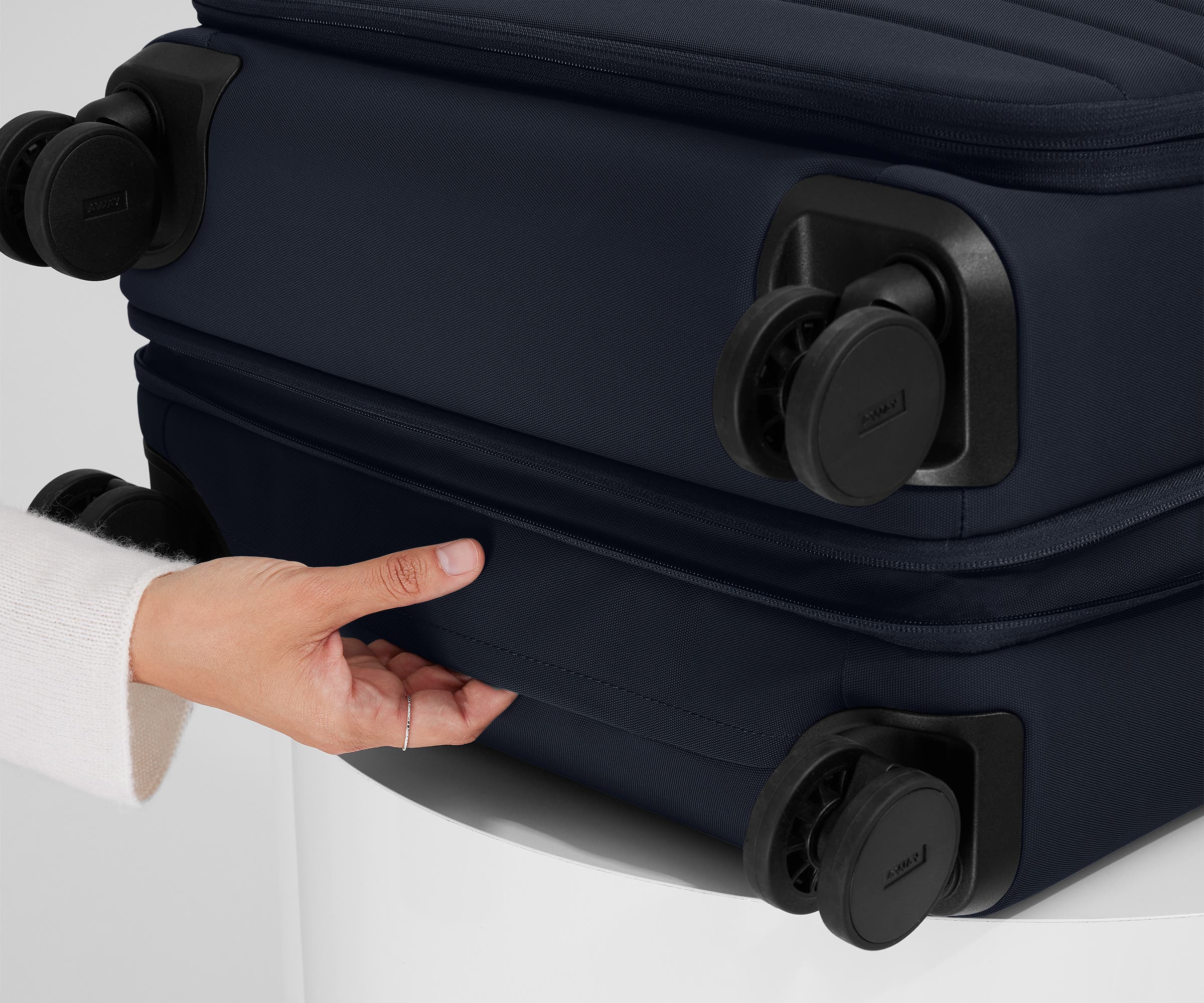 away-softside-medium-valise-soute-bleu-marine-extensible image 8