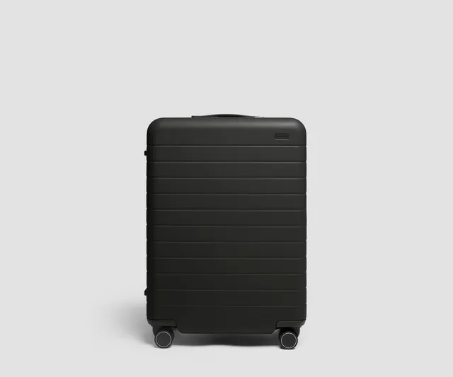 away-the-medium-3-valise-soute-jet-black-10-12-tenues image 1