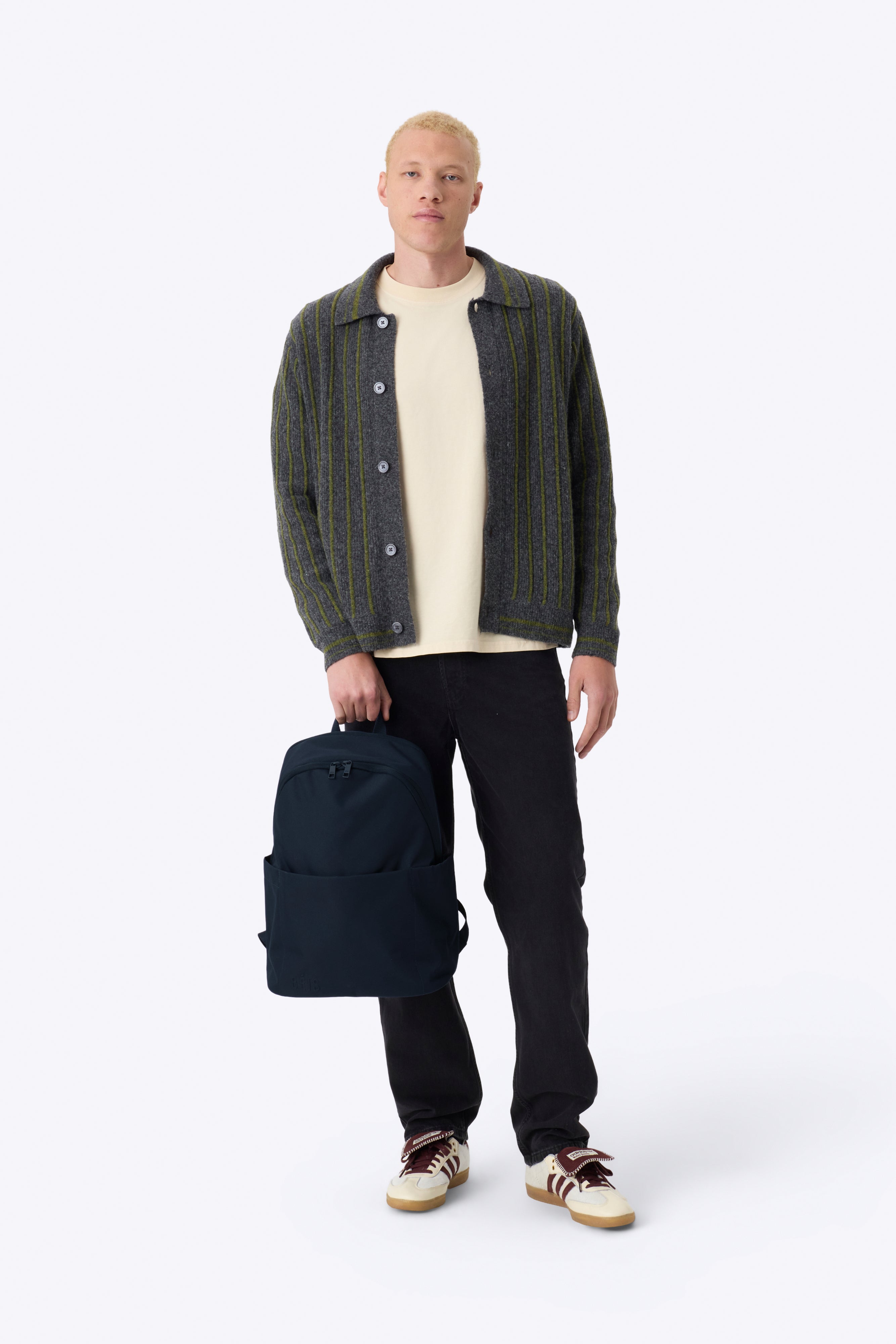 beis-the-classic-backpack-sac-dos-bleu-navy image 5