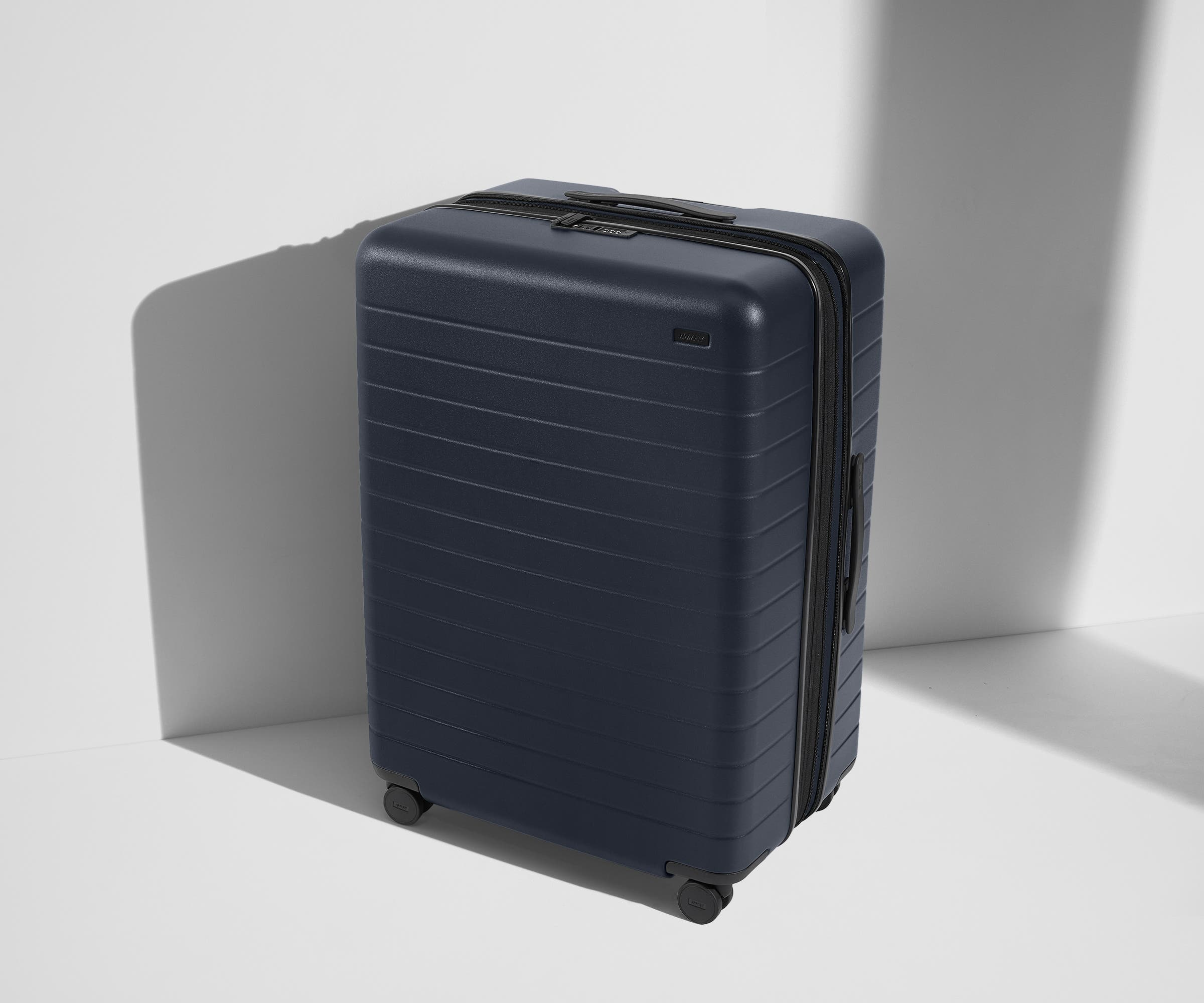 away-the-large-flex-valise-soute-bleu-marine-extensible image 1