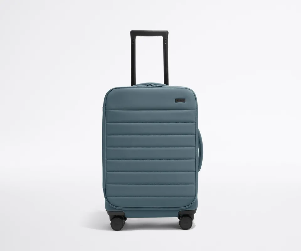 away-softside-carry-on-valise-cabine-bleu-coast-extensible image 1