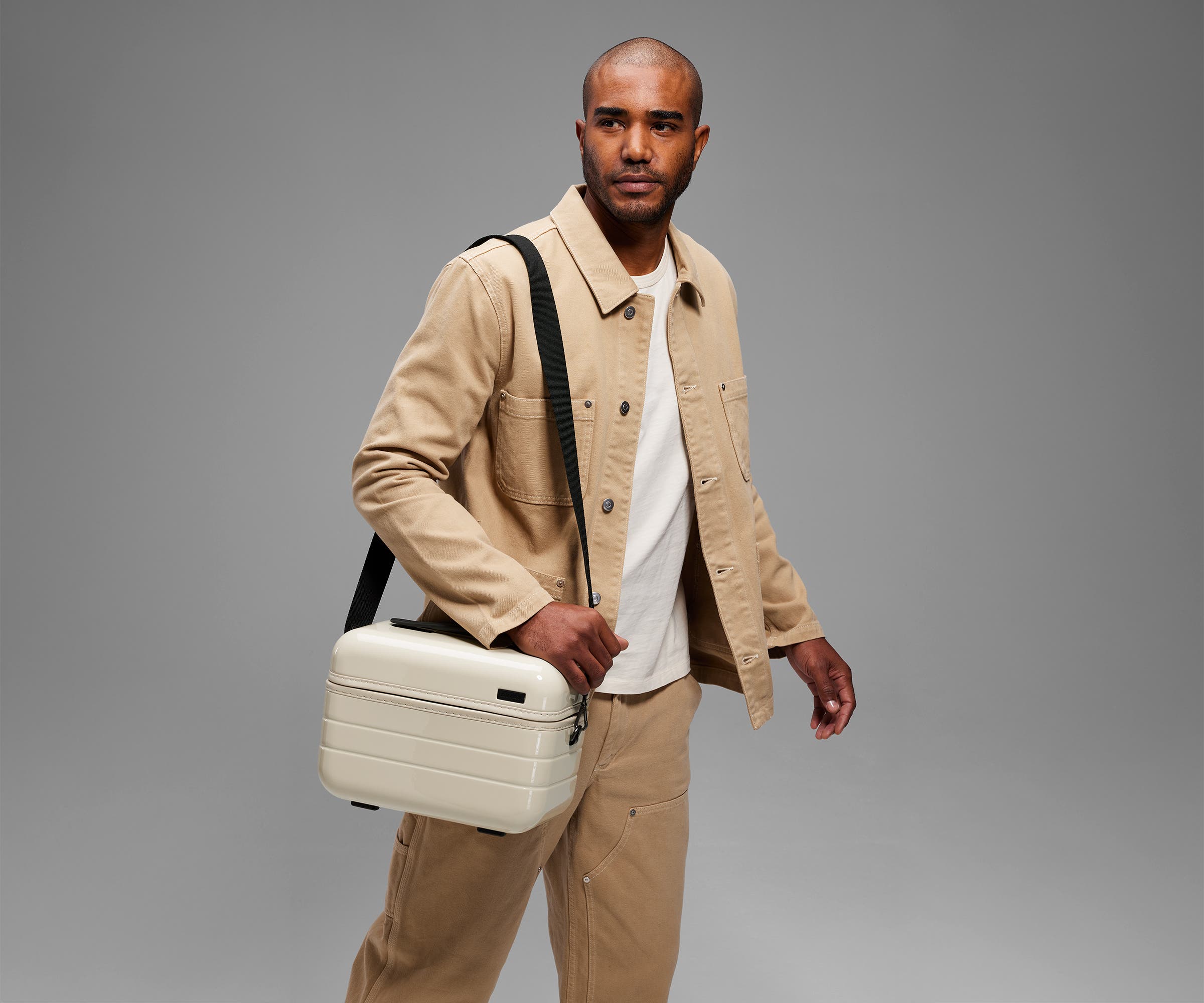 away-train-case-vanity-rigide-salt-white-gloss-polycarbonate image 3
