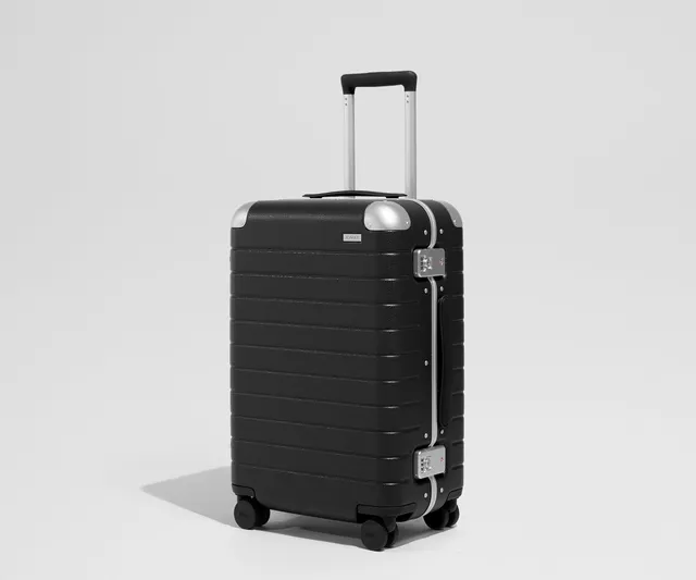 away-aluminum-edge-bigger-carry-on-valise-cabine-jet-black image 1